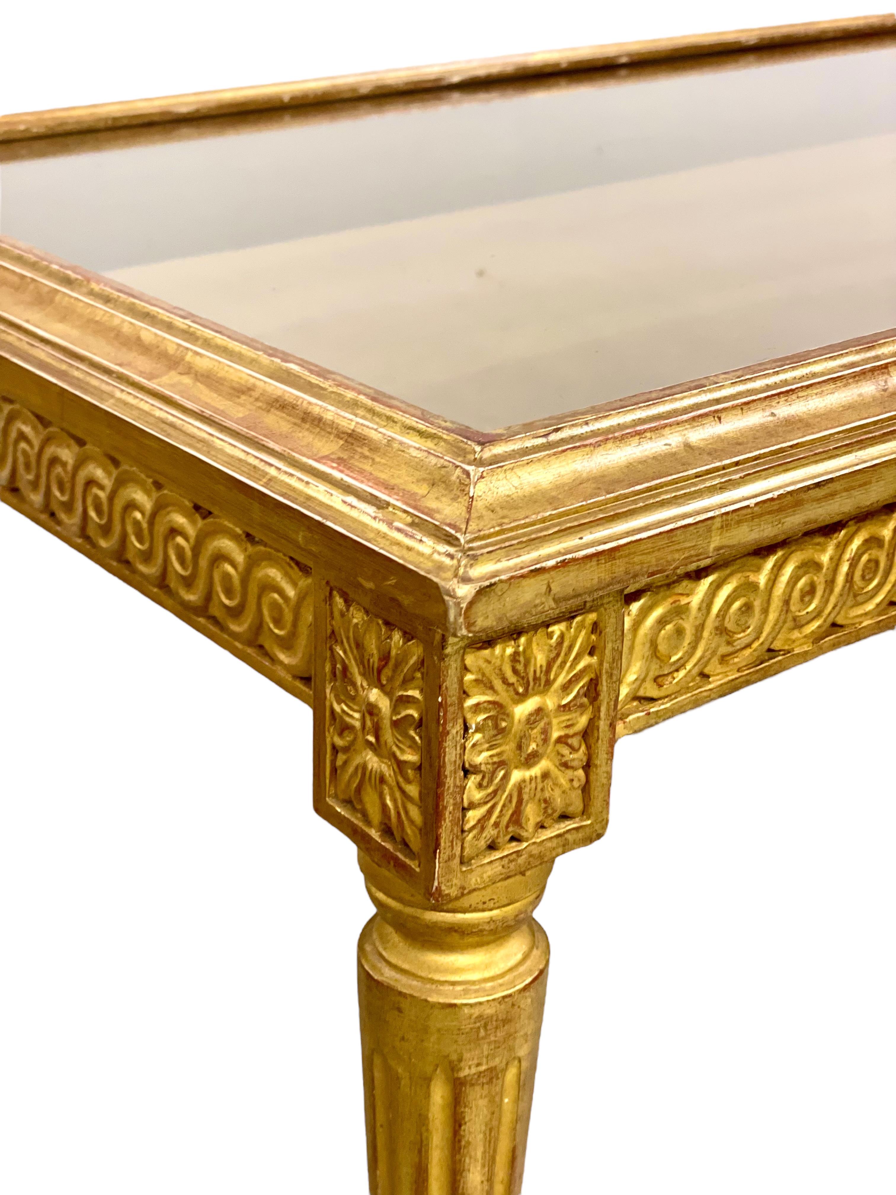 Louis XVI Giltwood Couchtisch aus dem 19.  mit Vitrinenaufsatz im Angebot 4