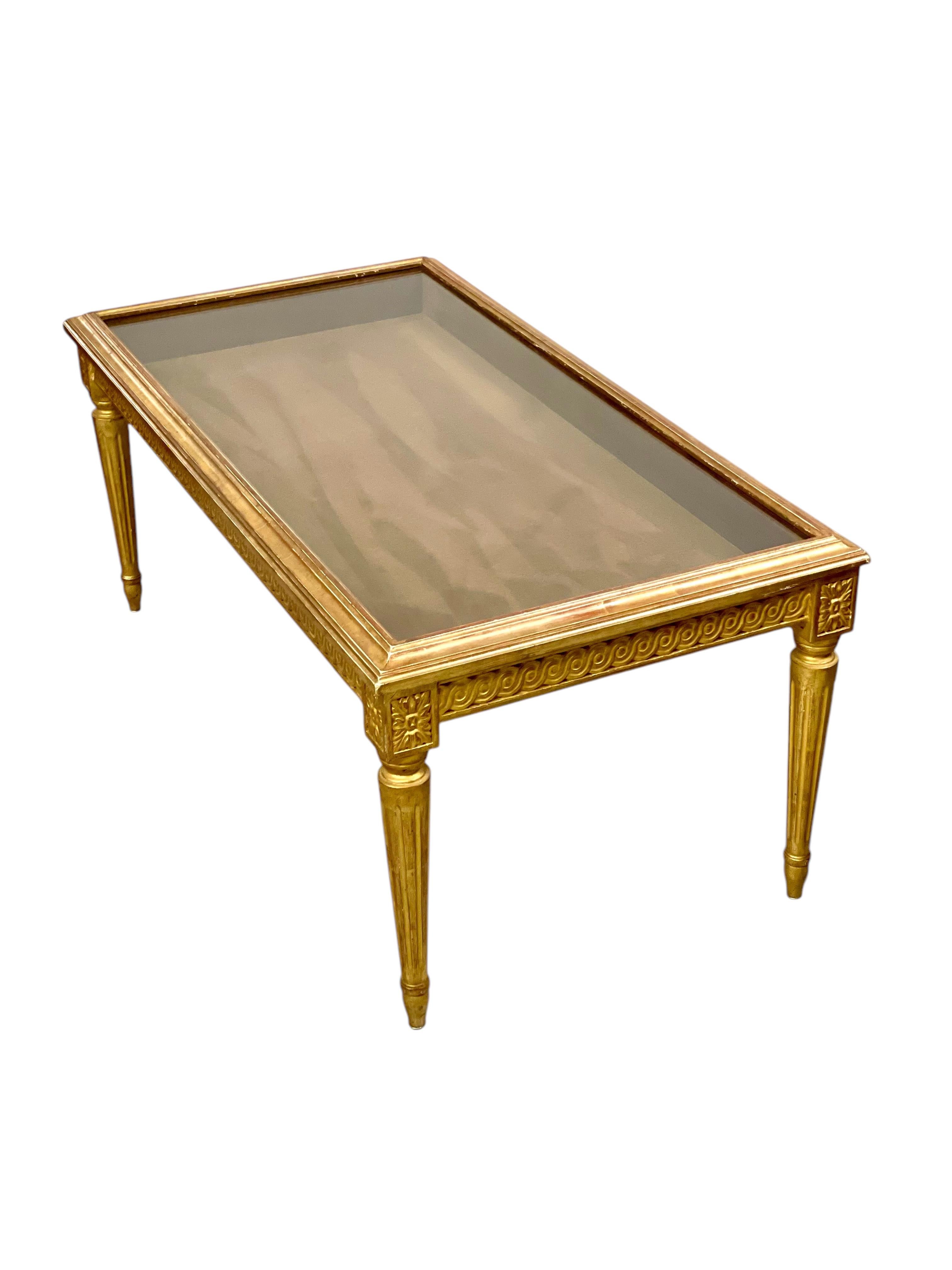 Louis XVI Giltwood Couchtisch aus dem 19.  mit Vitrinenaufsatz im Angebot 6