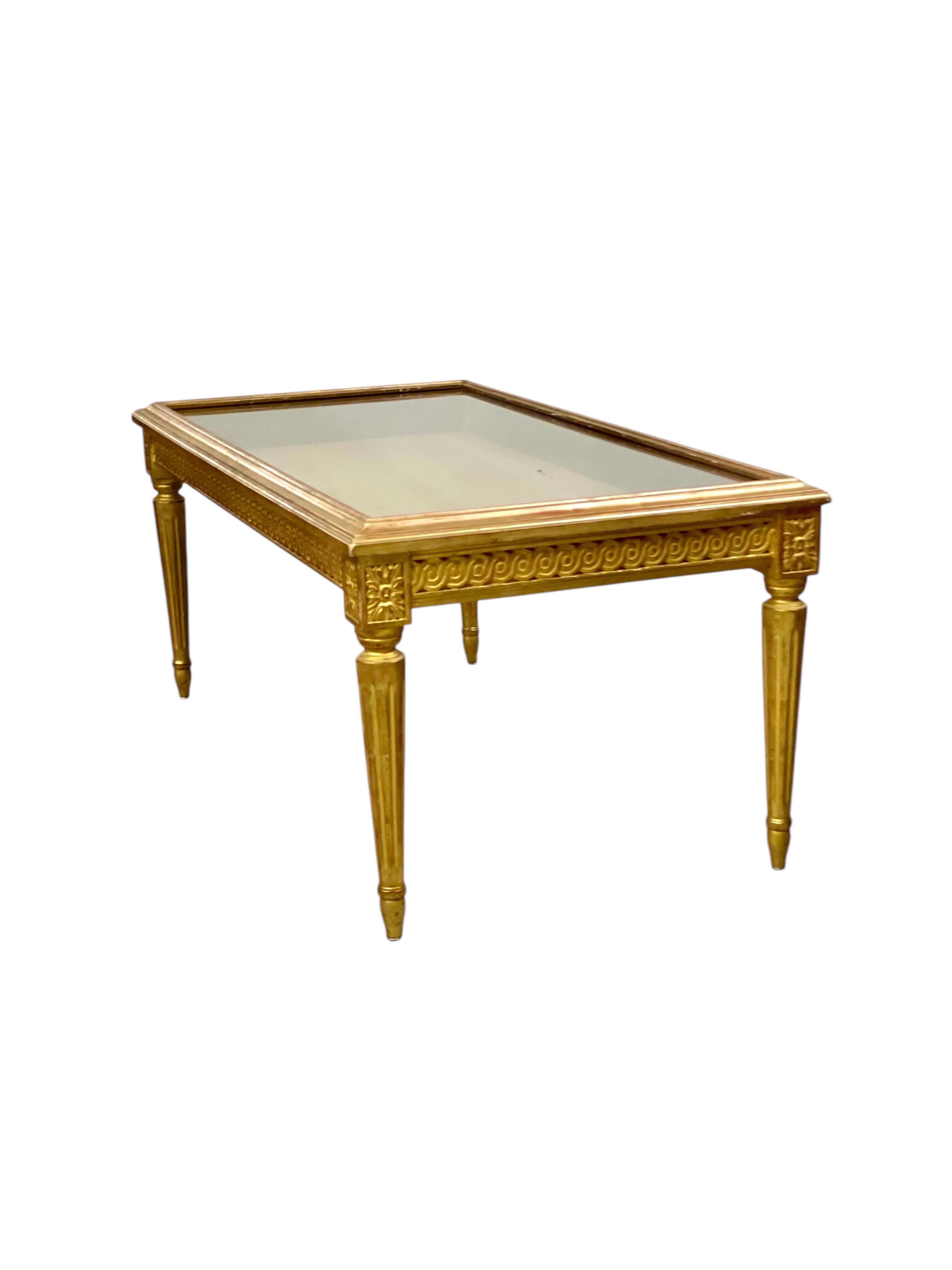 Louis XVI Giltwood Couchtisch aus dem 19.  mit Vitrinenaufsatz im Angebot 7
