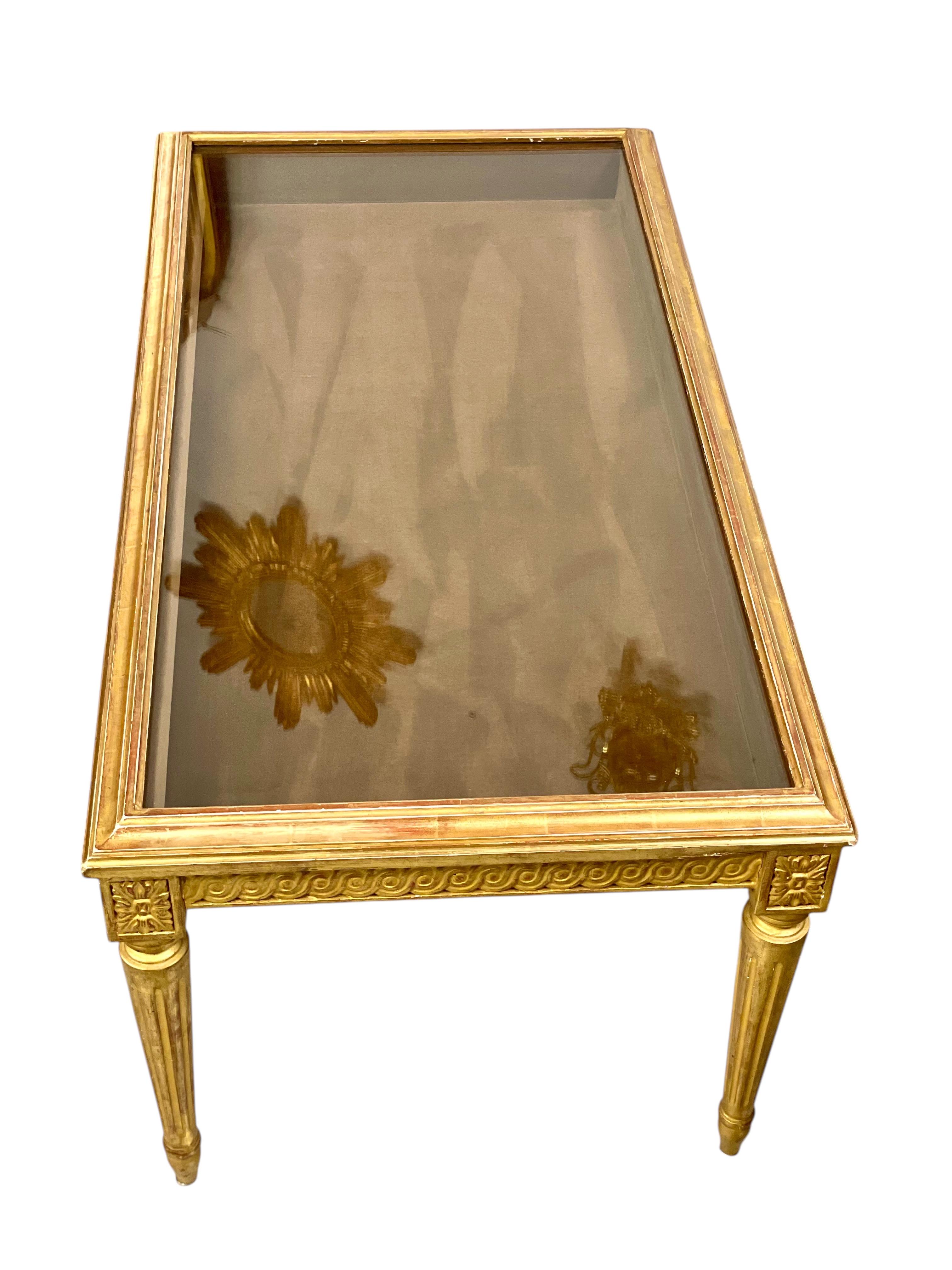 Louis XVI Giltwood Couchtisch aus dem 19.  mit Vitrinenaufsatz im Angebot 8