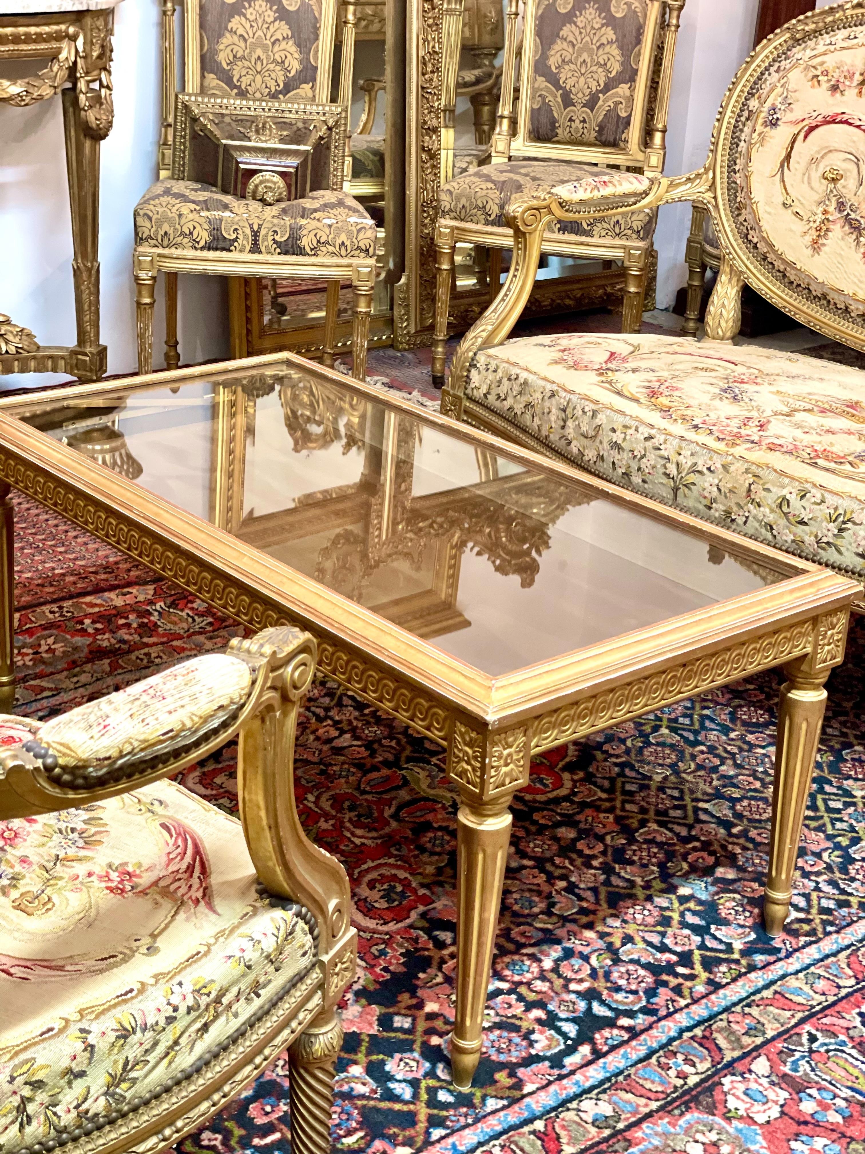 Louis XVI Giltwood Couchtisch aus dem 19.  mit Vitrinenaufsatz im Angebot 9