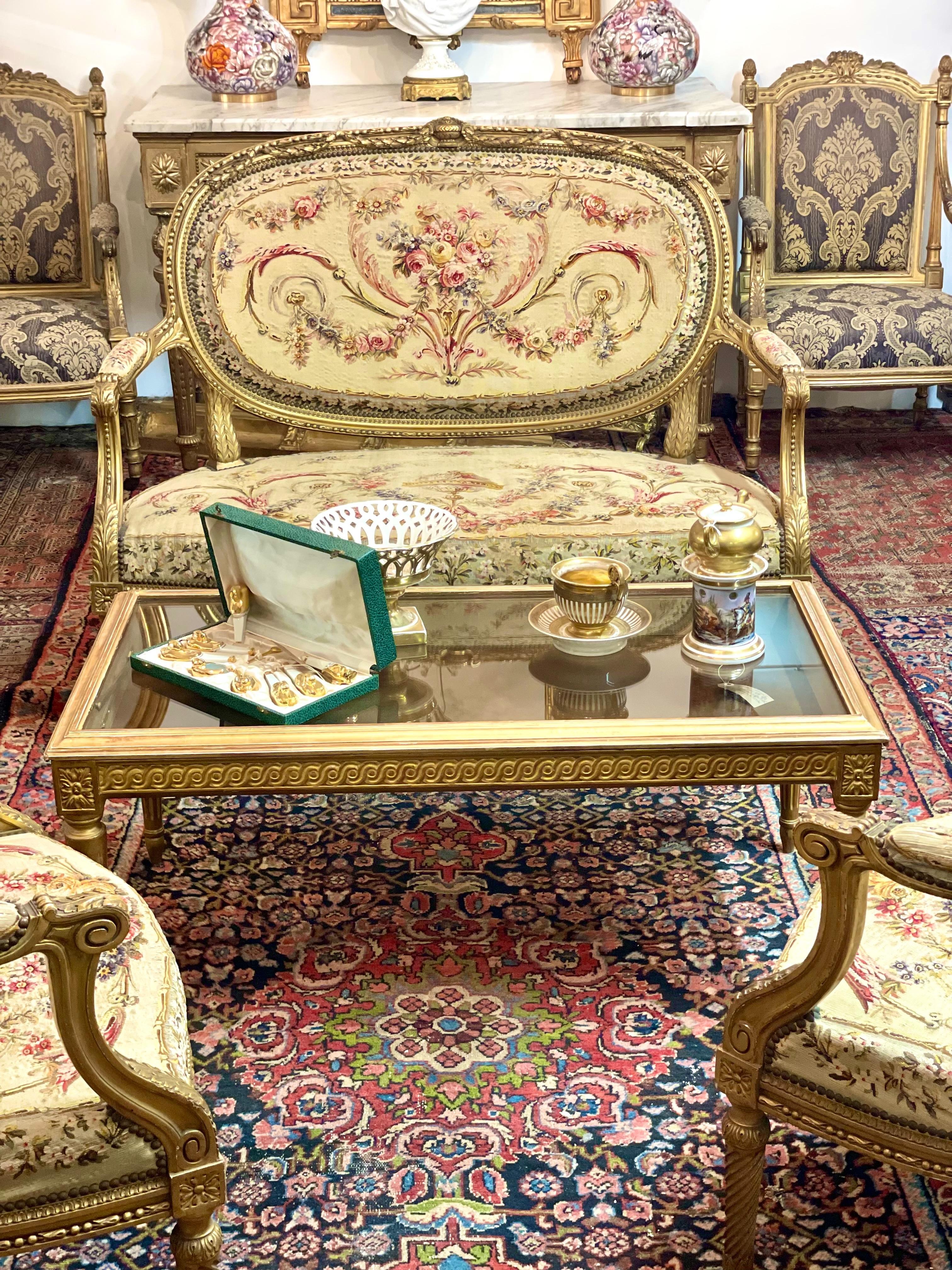 Louis XVI Giltwood Couchtisch aus dem 19.  mit Vitrinenaufsatz im Angebot 10