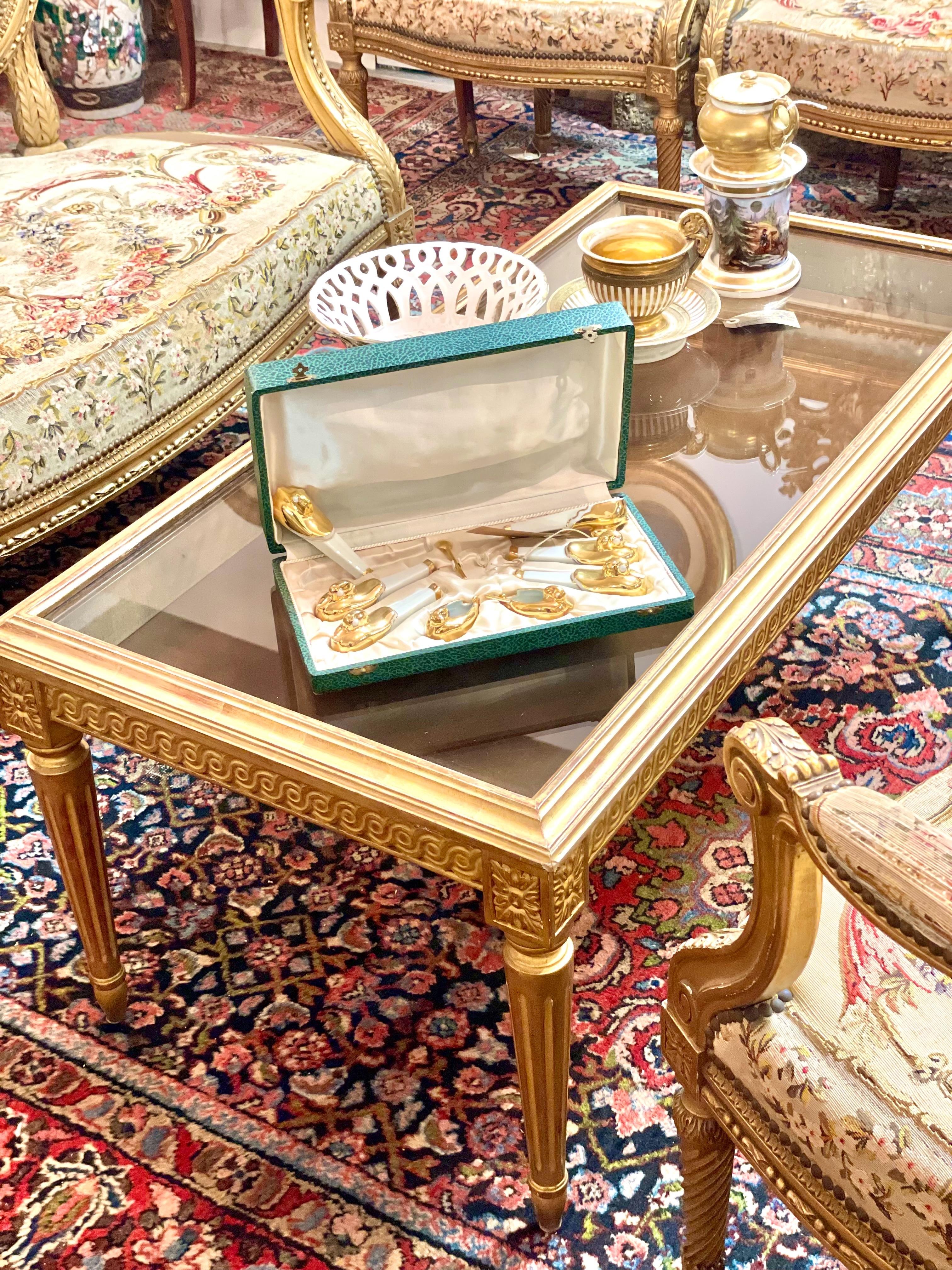 Louis XVI Giltwood Couchtisch aus dem 19.  mit Vitrinenaufsatz im Angebot 11