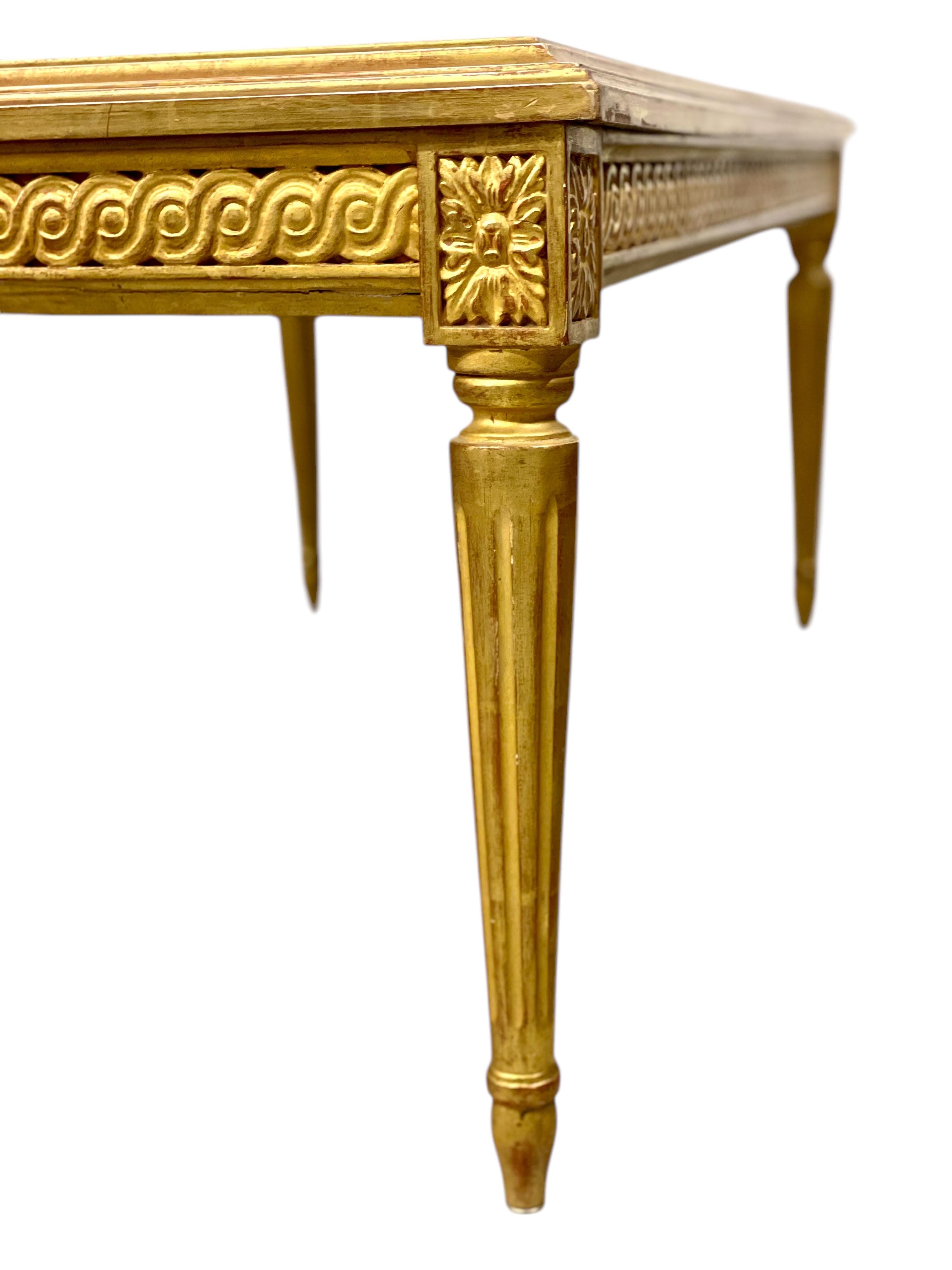 Louis XVI Giltwood Couchtisch aus dem 19.  mit Vitrinenaufsatz (Handgeschnitzt) im Angebot