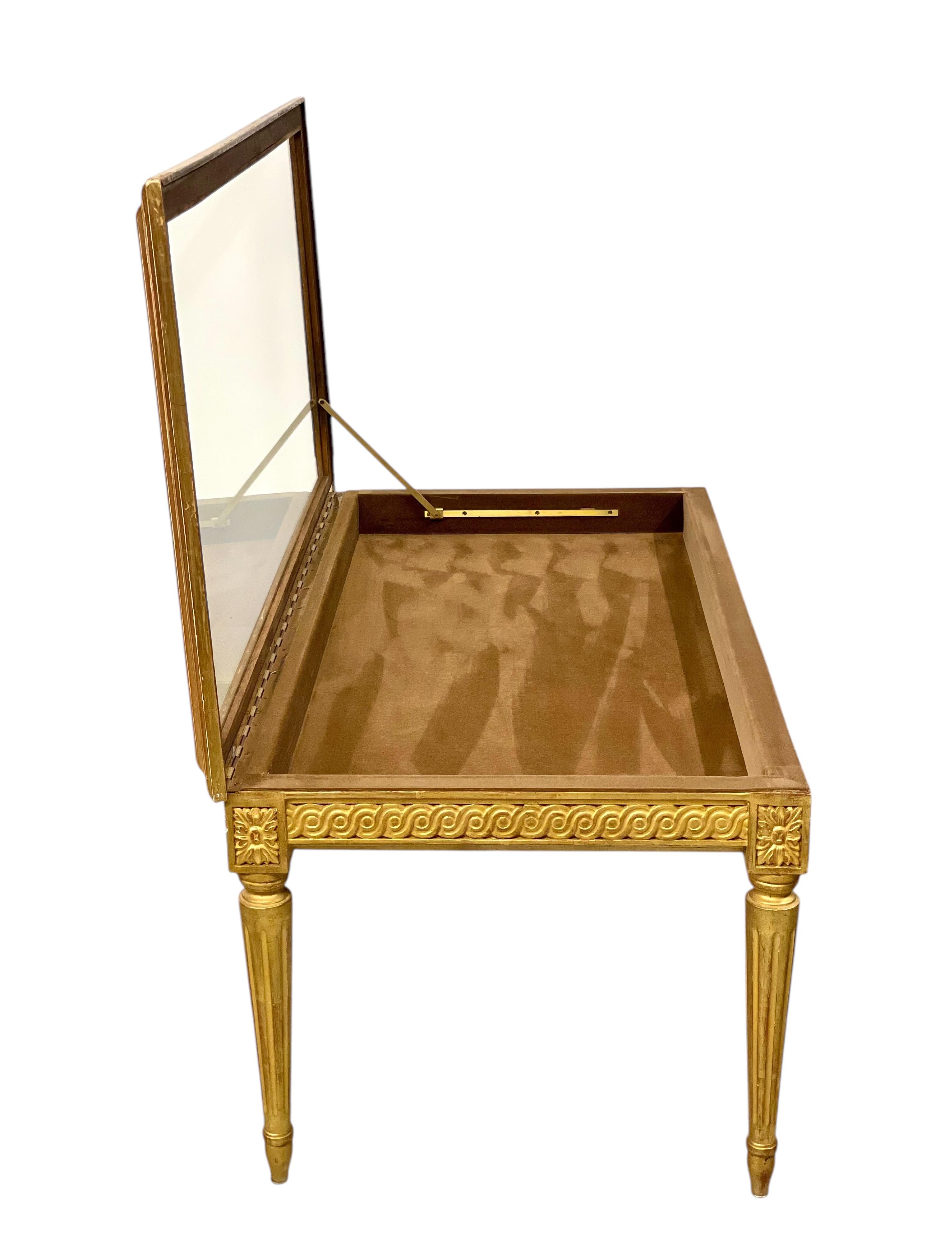 Louis XVI Giltwood Couchtisch aus dem 19.  mit Vitrinenaufsatz (19. Jahrhundert) im Angebot