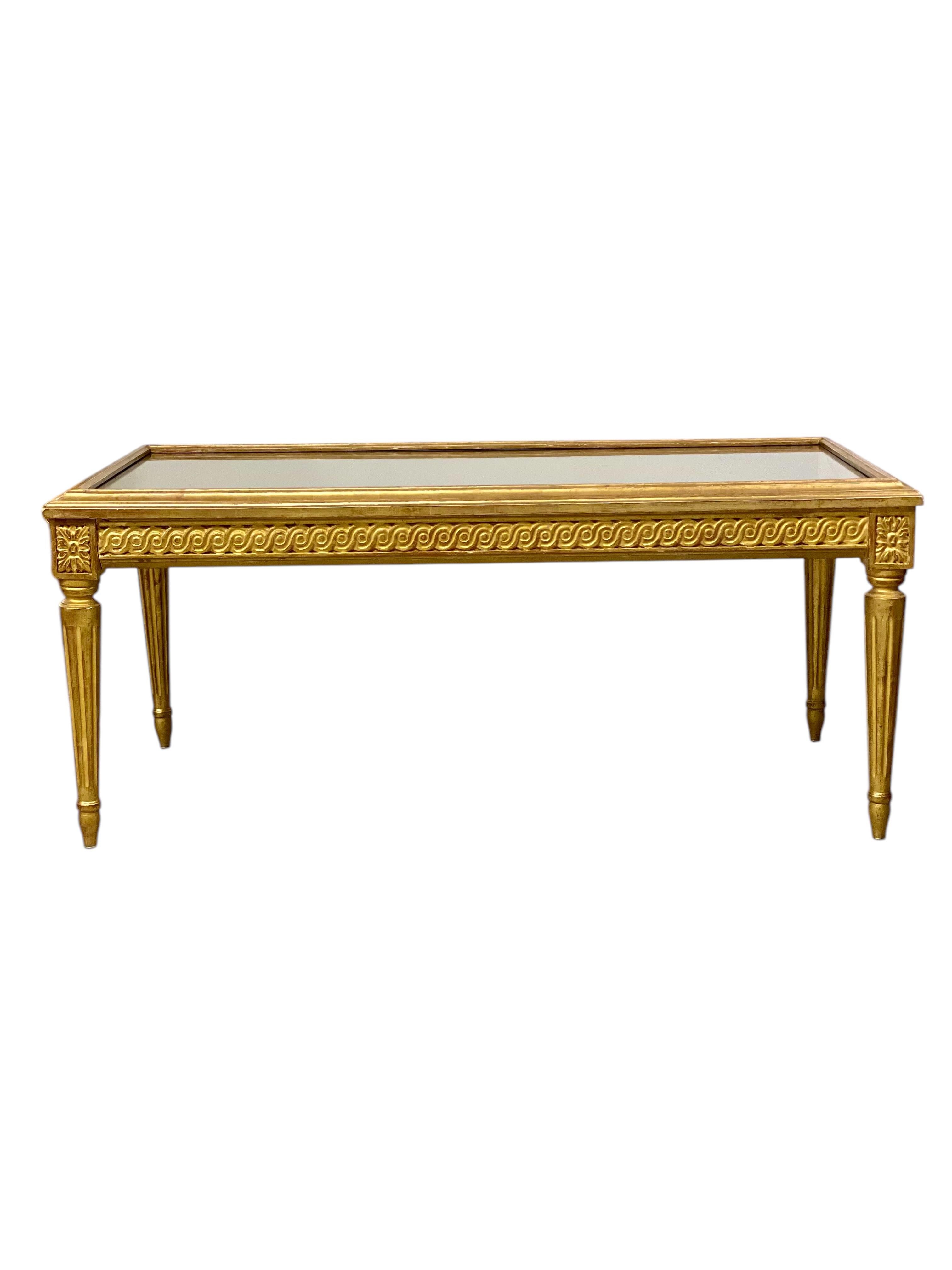 Louis XVI Giltwood Couchtisch aus dem 19.  mit Vitrinenaufsatz (Messing) im Angebot