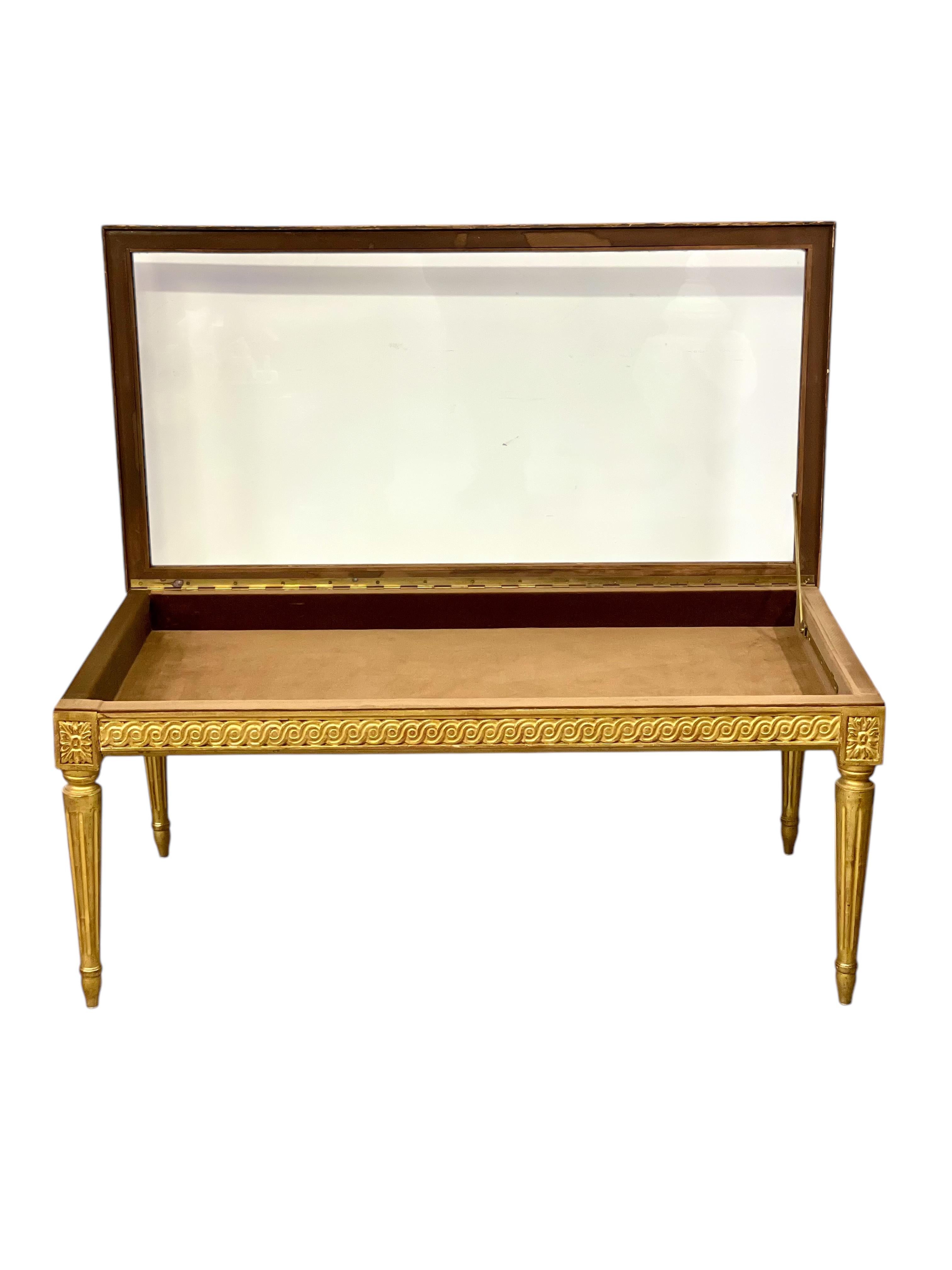 Louis XVI Giltwood Couchtisch aus dem 19.  mit Vitrinenaufsatz im Angebot 1