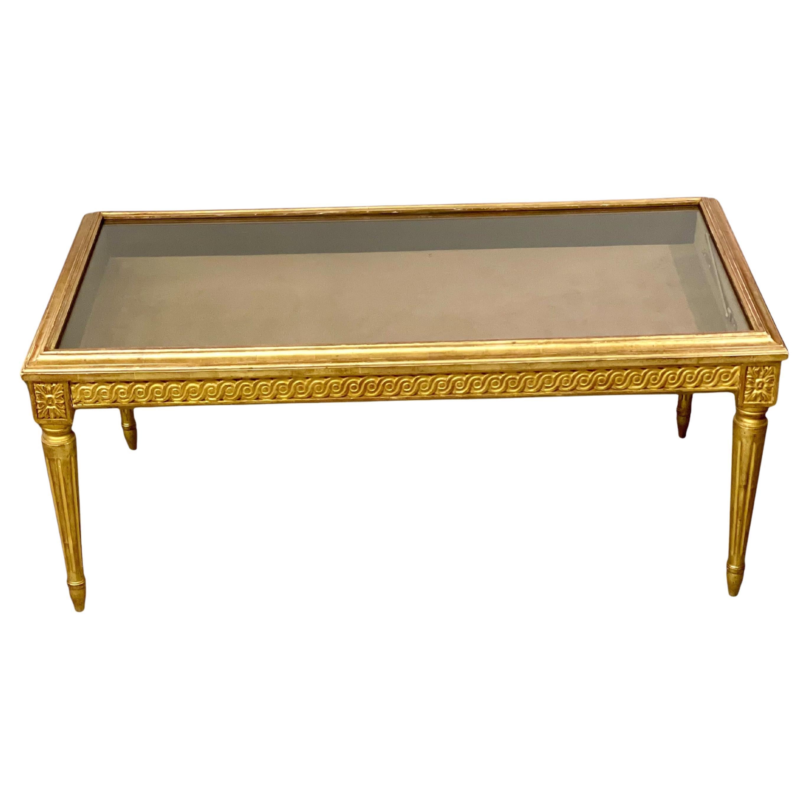 Louis XVI Giltwood Couchtisch aus dem 19.  mit Vitrinenaufsatz im Angebot