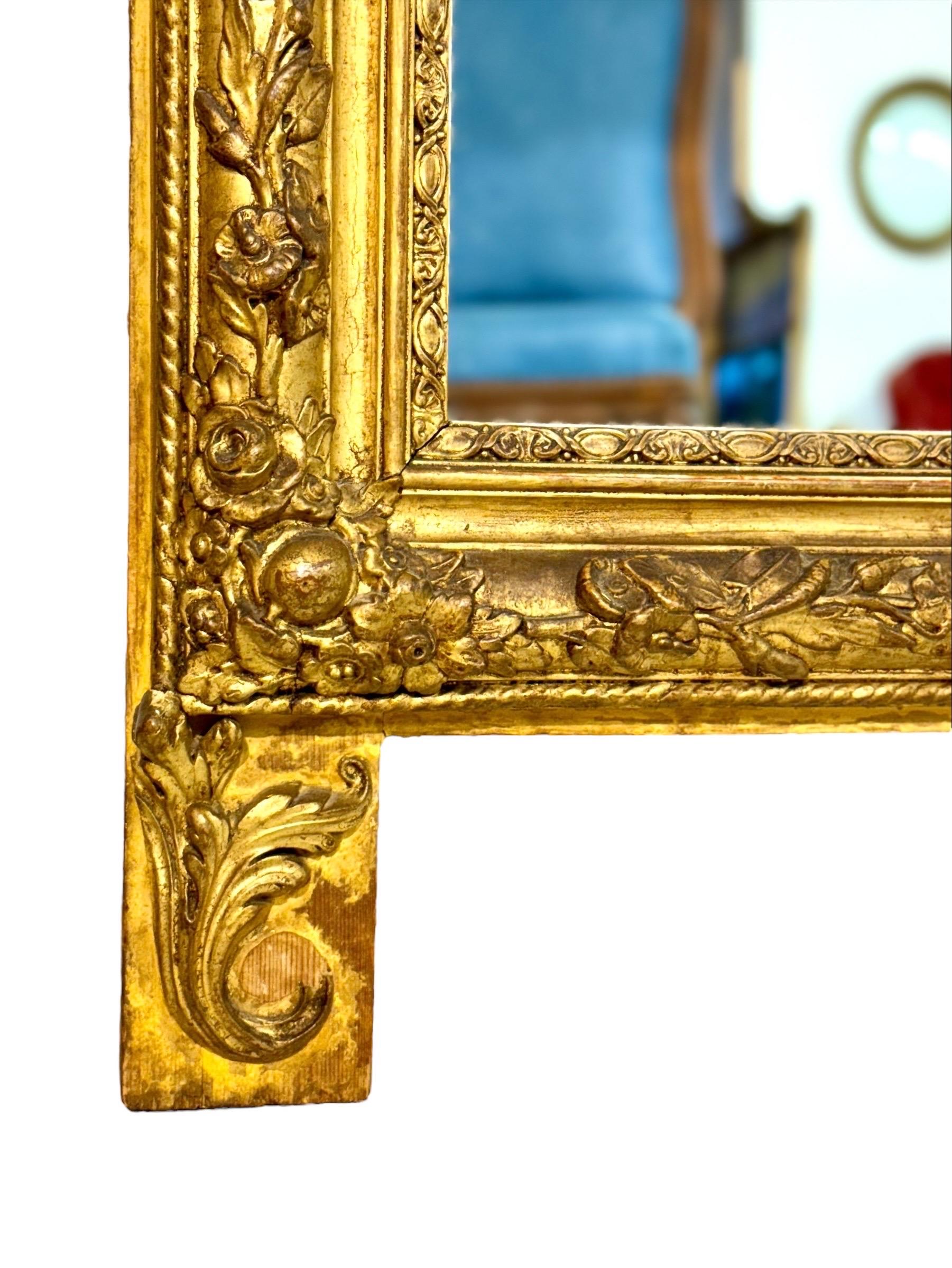 Louis-XVI-Konsolenspiegel aus Giltwood mit geschnitzten Details aus dem 19. (19. Jahrhundert) im Angebot