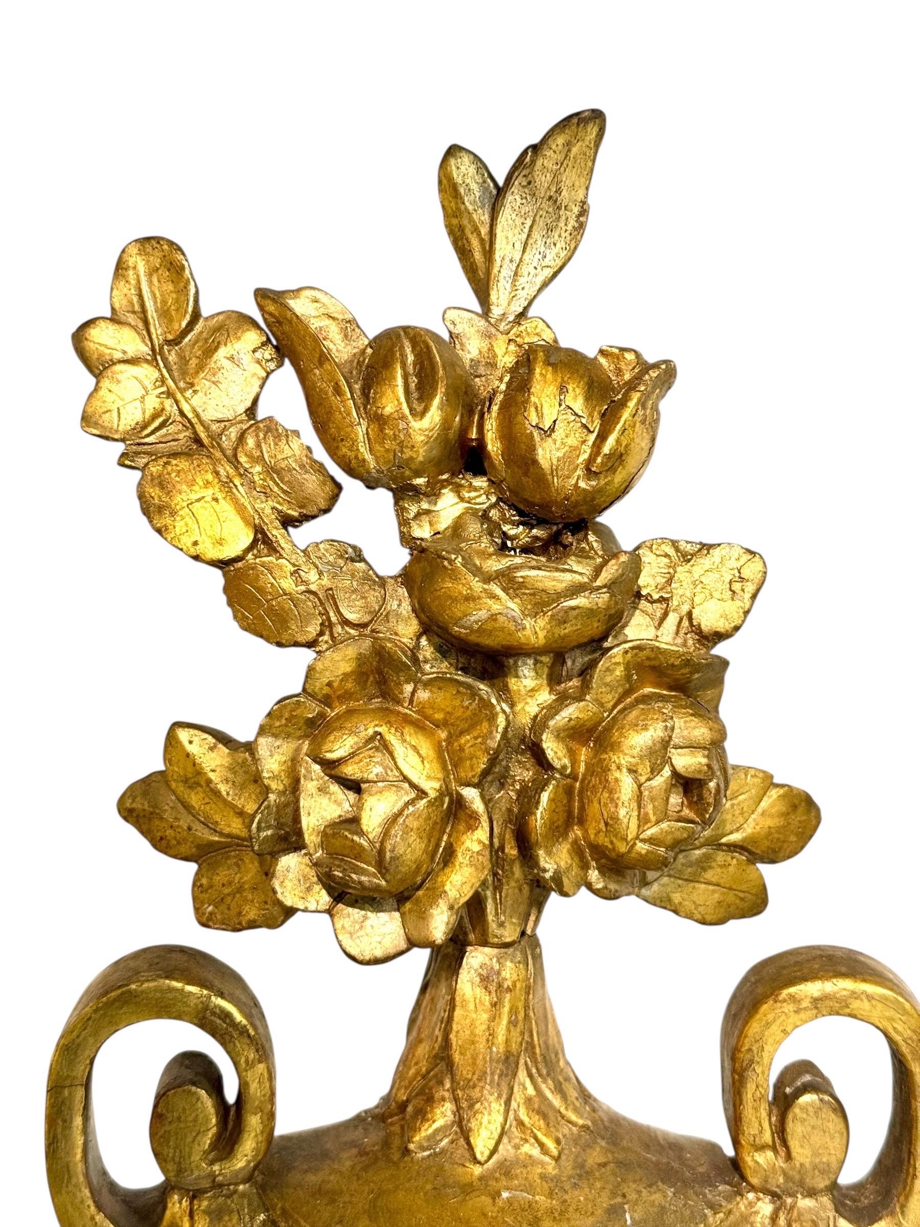 Consola Demi-Lune de madera dorada Luis XVI del siglo XIX con tapa de mármol de Carrara en venta 8