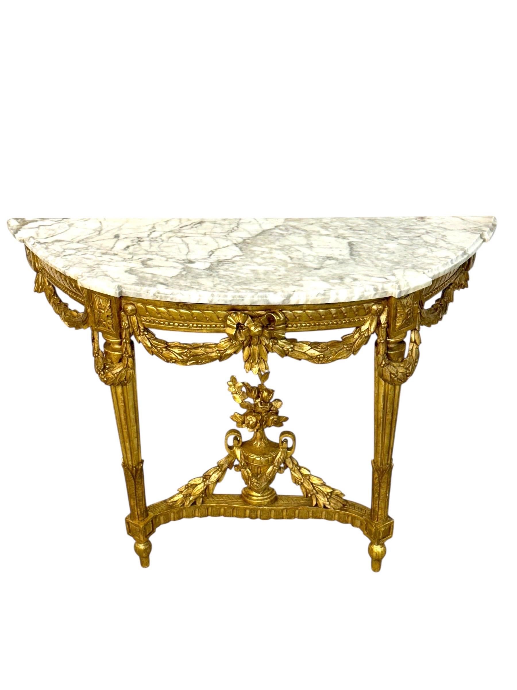 Consola Demi-Lune de madera dorada Luis XVI del siglo XIX con tapa de mármol de Carrara en venta 11