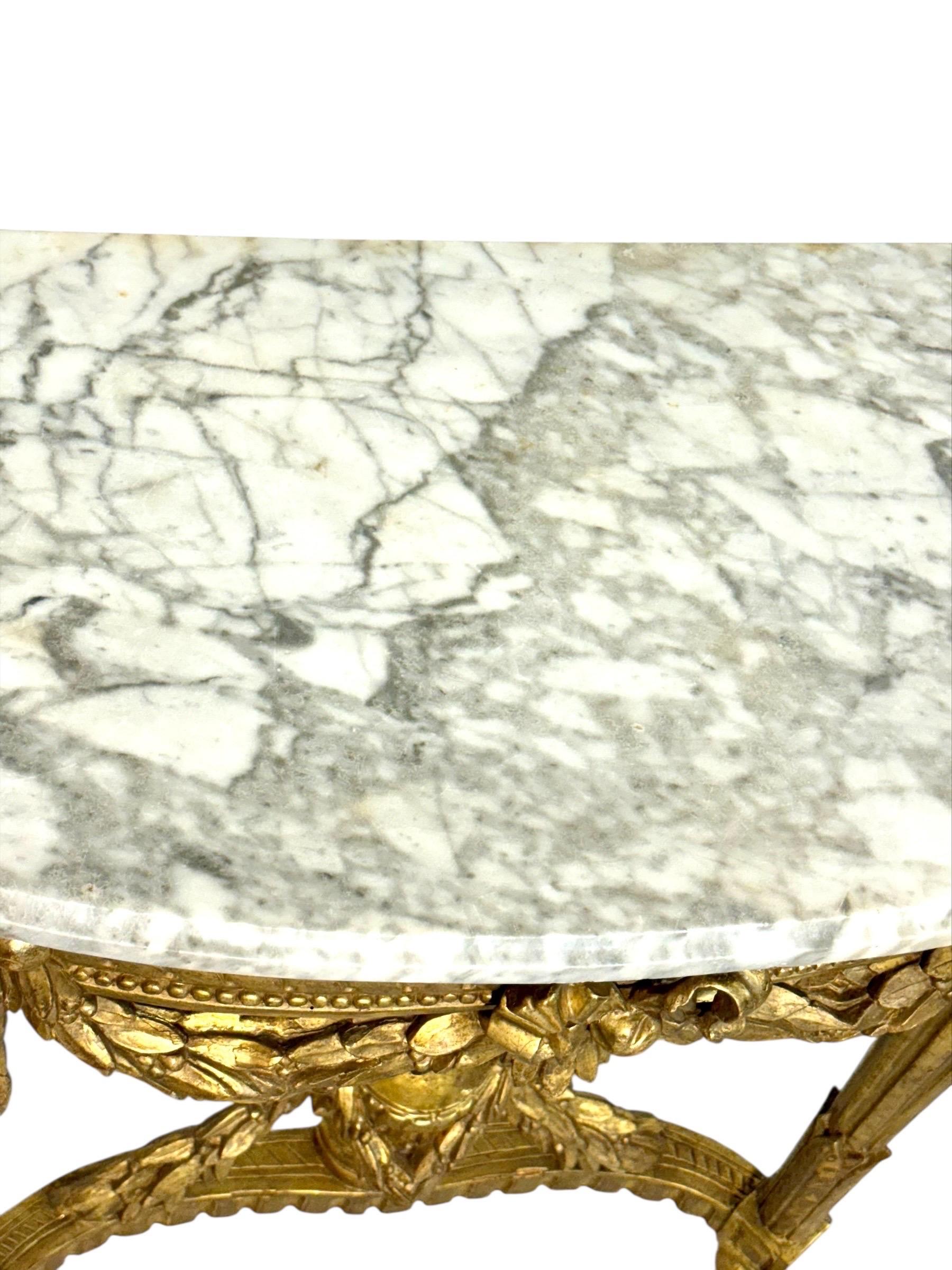 Consola Demi-Lune de madera dorada Luis XVI del siglo XIX con tapa de mármol de Carrara Francés en venta