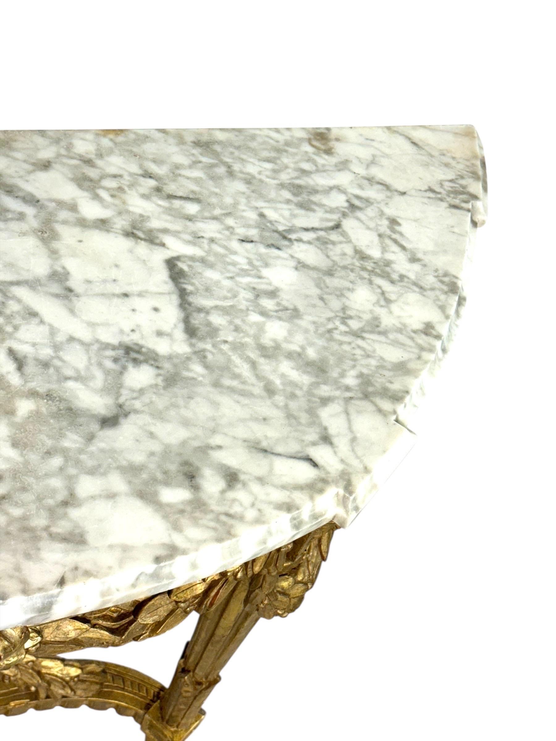 Consola Demi-Lune de madera dorada Luis XVI del siglo XIX con tapa de mármol de Carrara Mármol de Carrara en venta