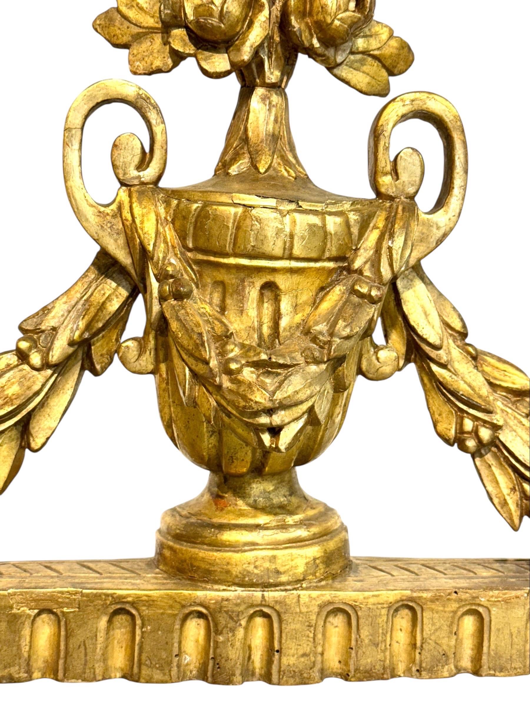 Consola Demi-Lune de madera dorada Luis XVI del siglo XIX con tapa de mármol de Carrara en venta 3