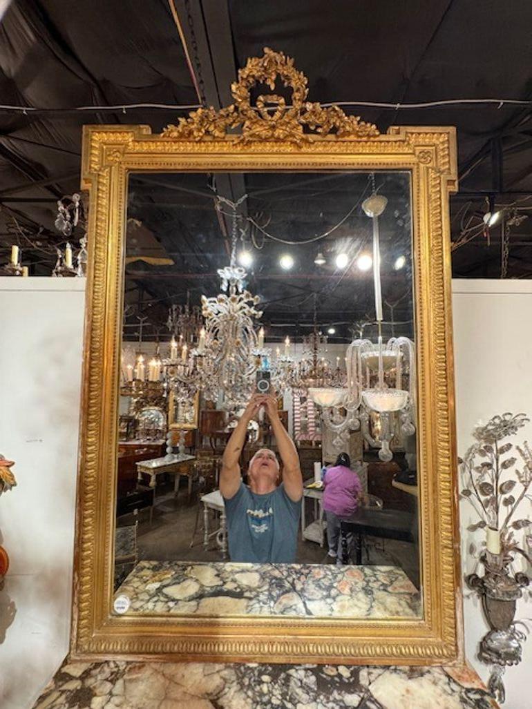 Miroir en bois sculpté et doré de style Louis XVI français du 19e siècle. Circa 1880. Une belle addition à n'importe quelle maison ! 60h x 38.5w