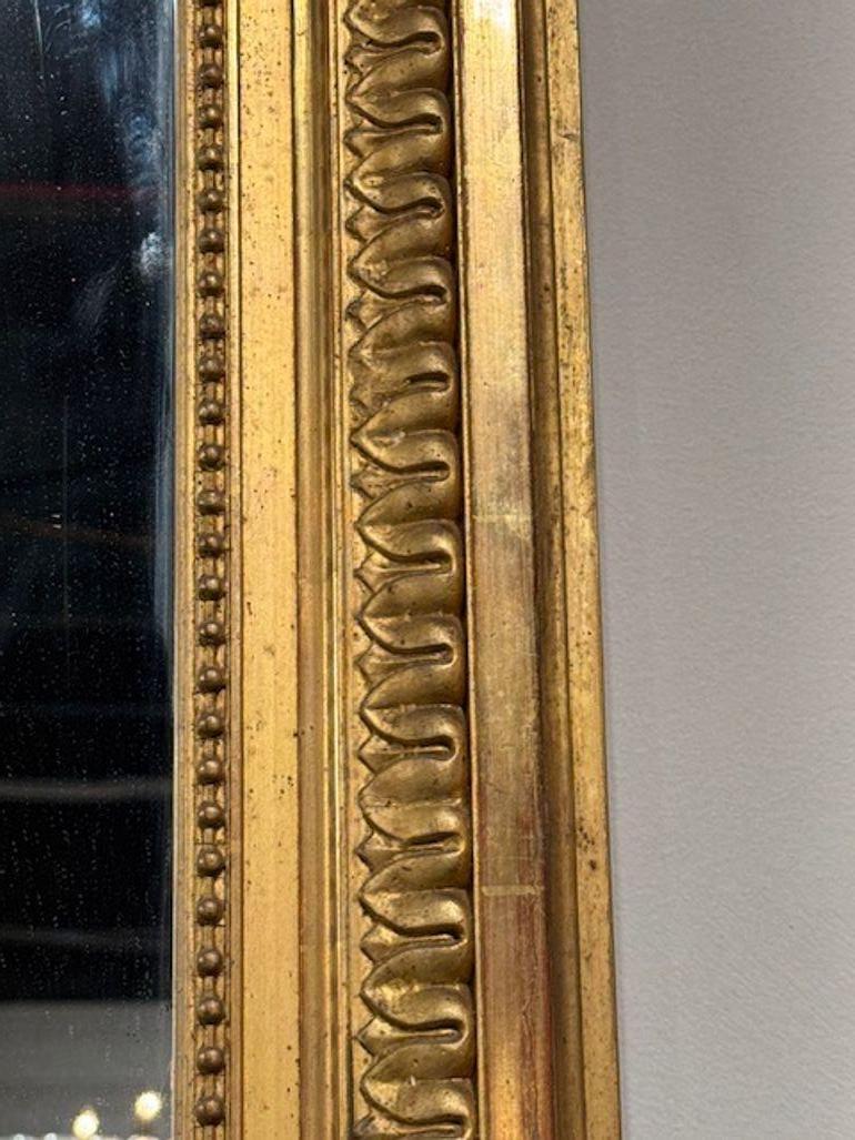 Miroir en bois doré Louis XVI du XIXe siècle en vente 2