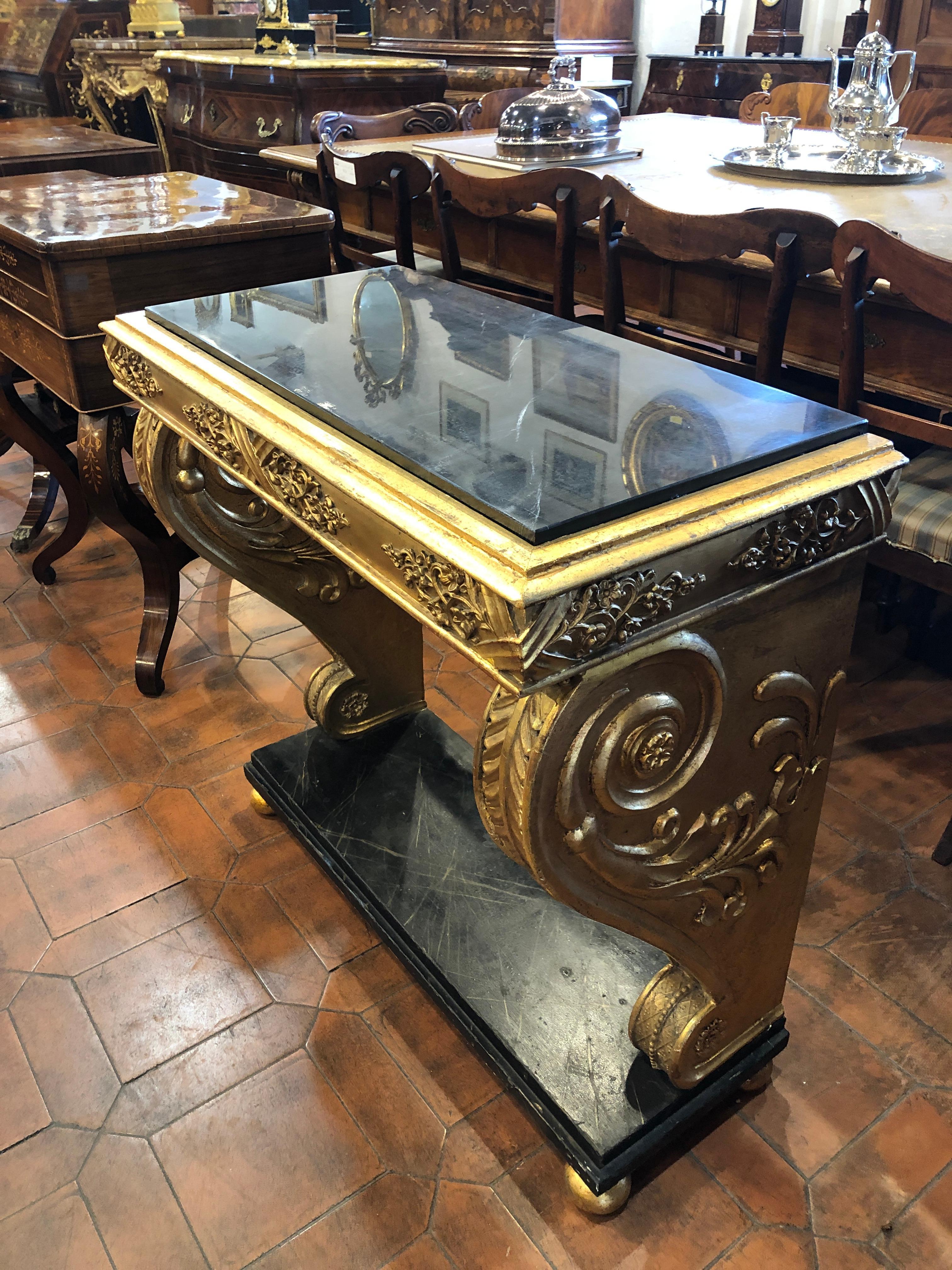 Console of Swedish origin, in French style, end 19th century. Small and graceful and well ornamented on all sides by leaves and geometric patterns, base in faux marble, supported by four golden balls. The marble on the floor has been replaced with a