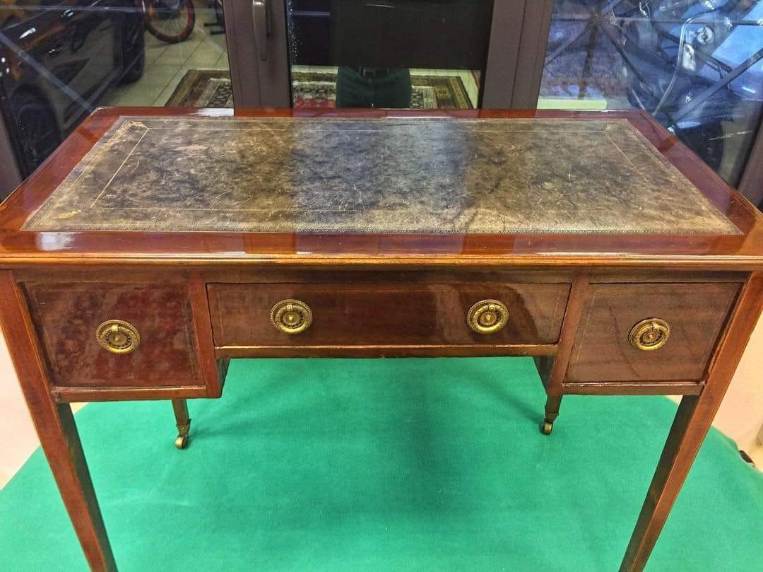 French 19th Century Louis XVI Mahogany and Leather Small Bureau Plat RESTORED For Sale