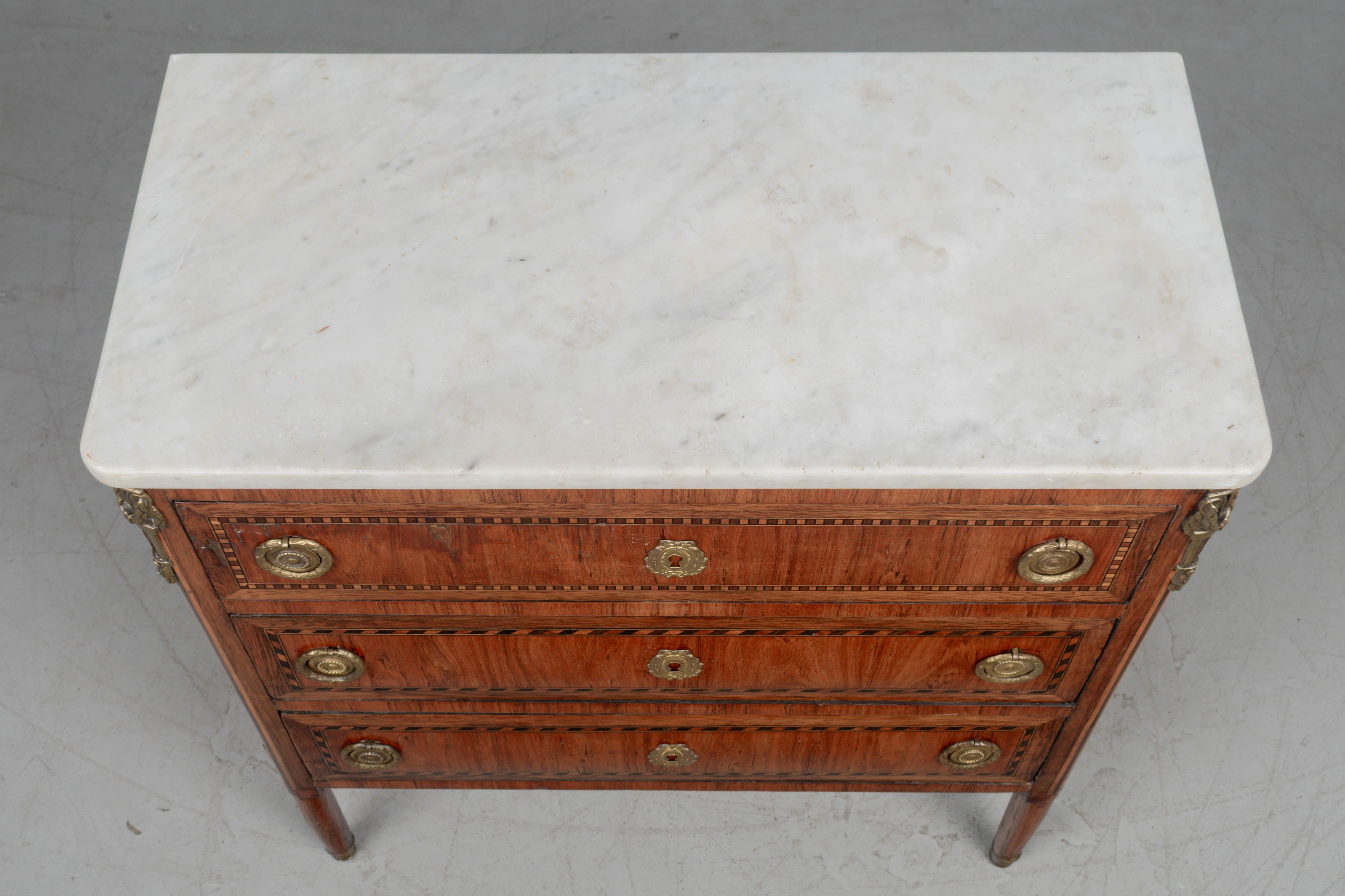 Commode en marqueterie Louis XVI du 19ème siècle en vente 3