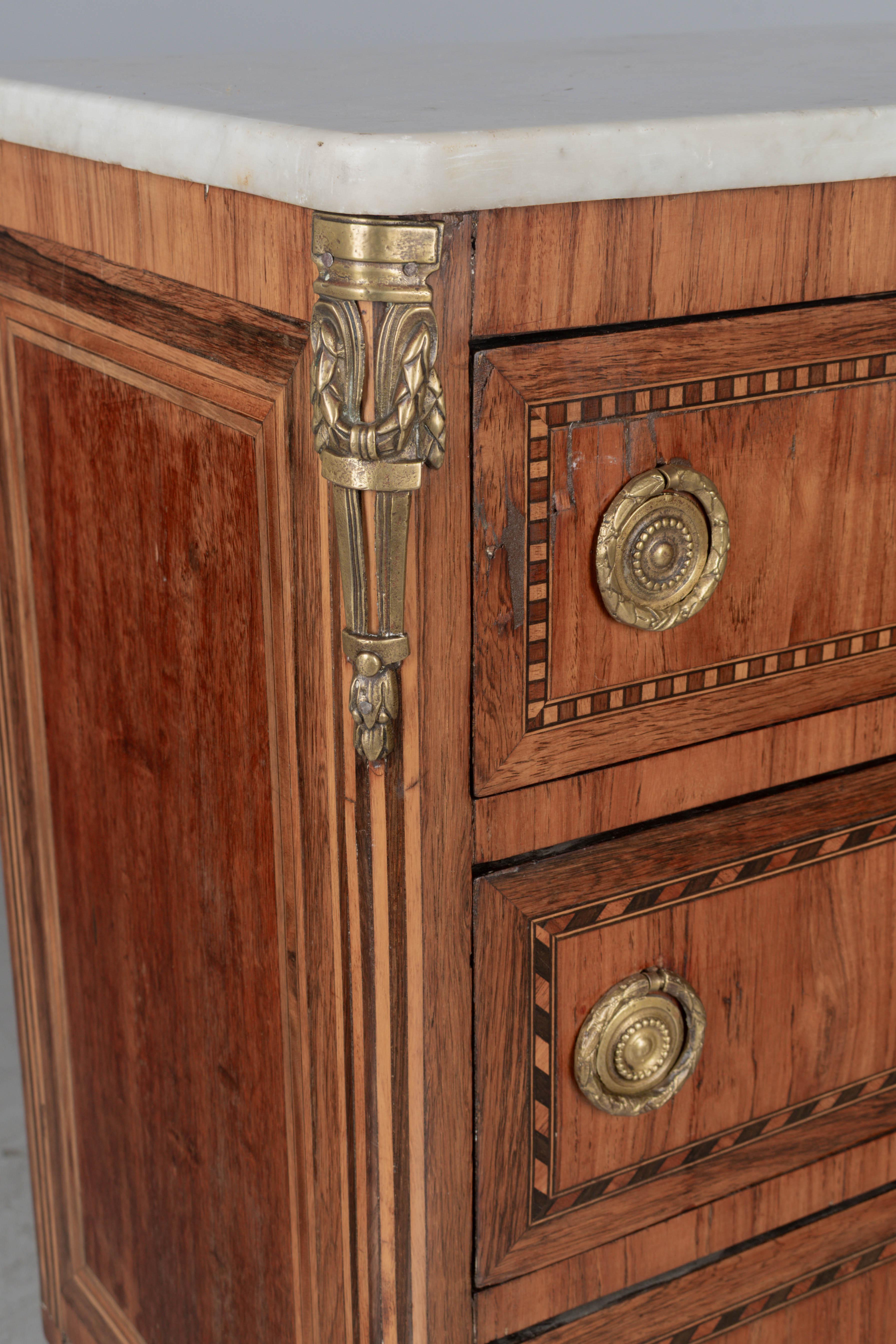 Commode en marqueterie Louis XVI du 19ème siècle en vente 4