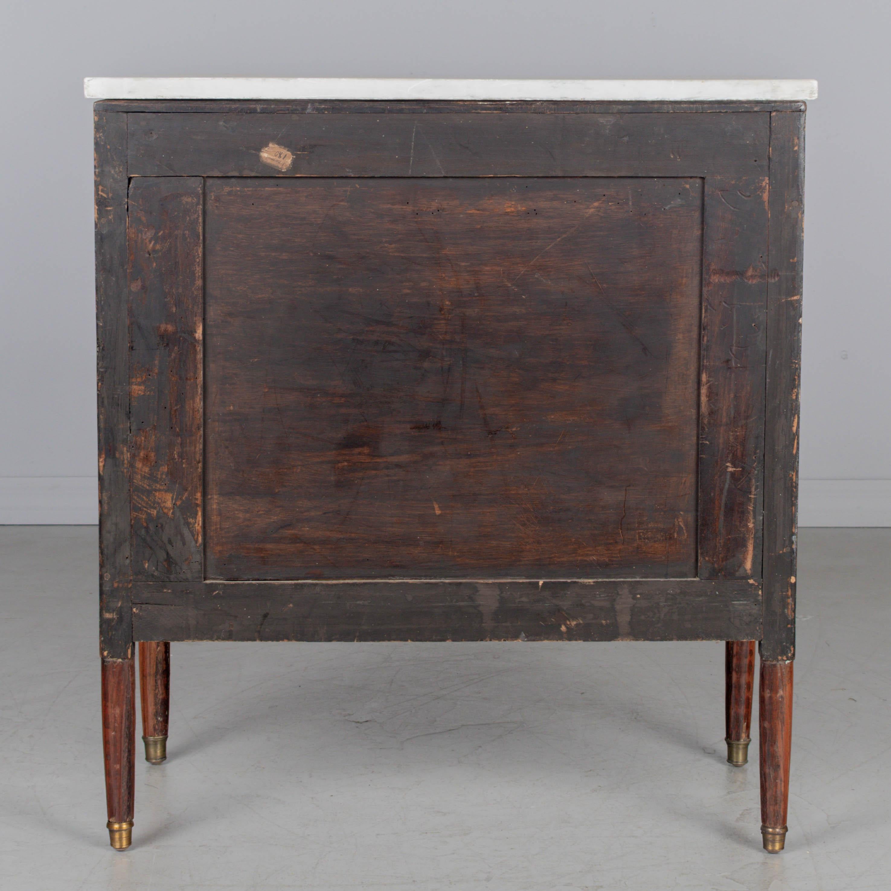 Commode en marqueterie Louis XVI du 19ème siècle en vente 5