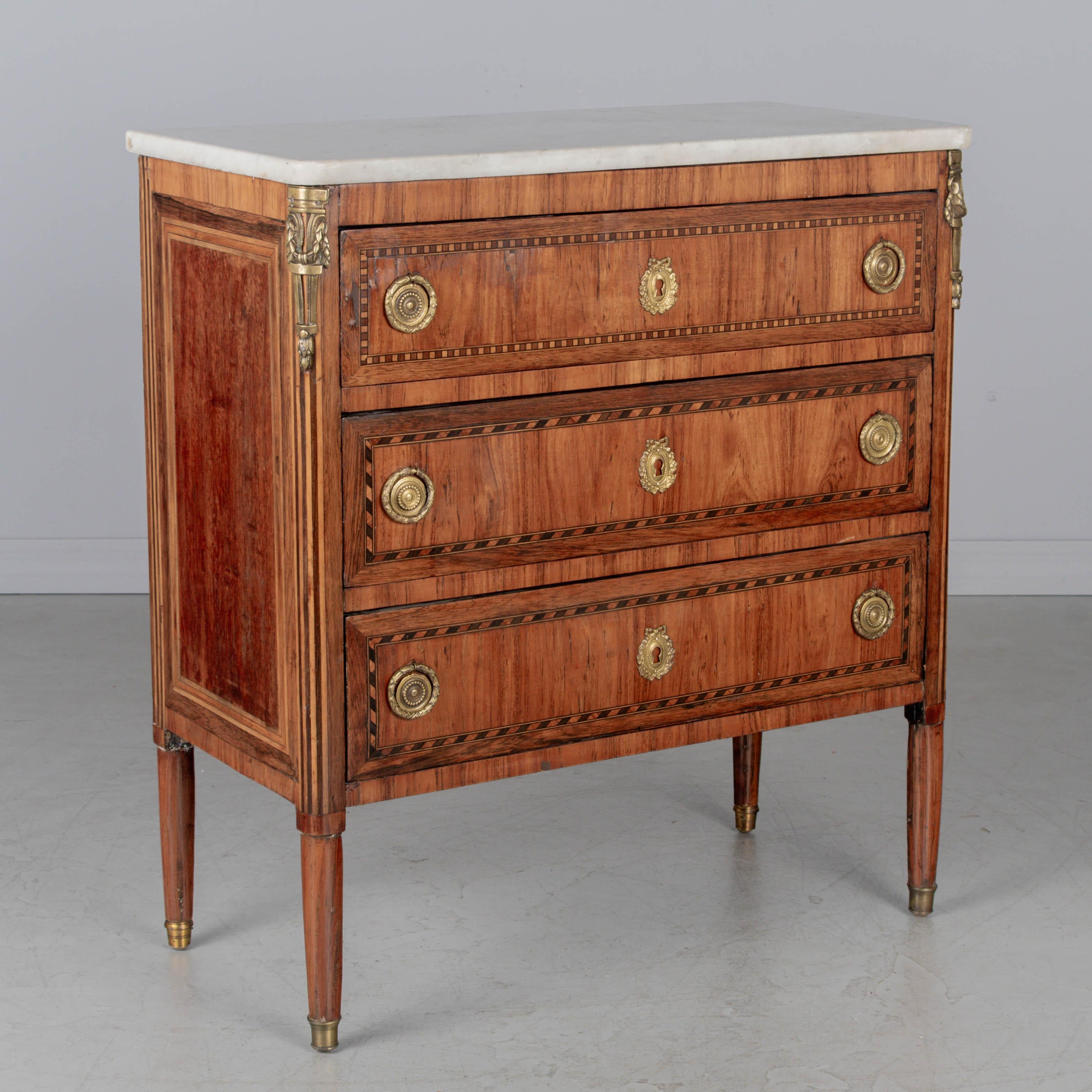 Français Commode en marqueterie Louis XVI du 19ème siècle en vente