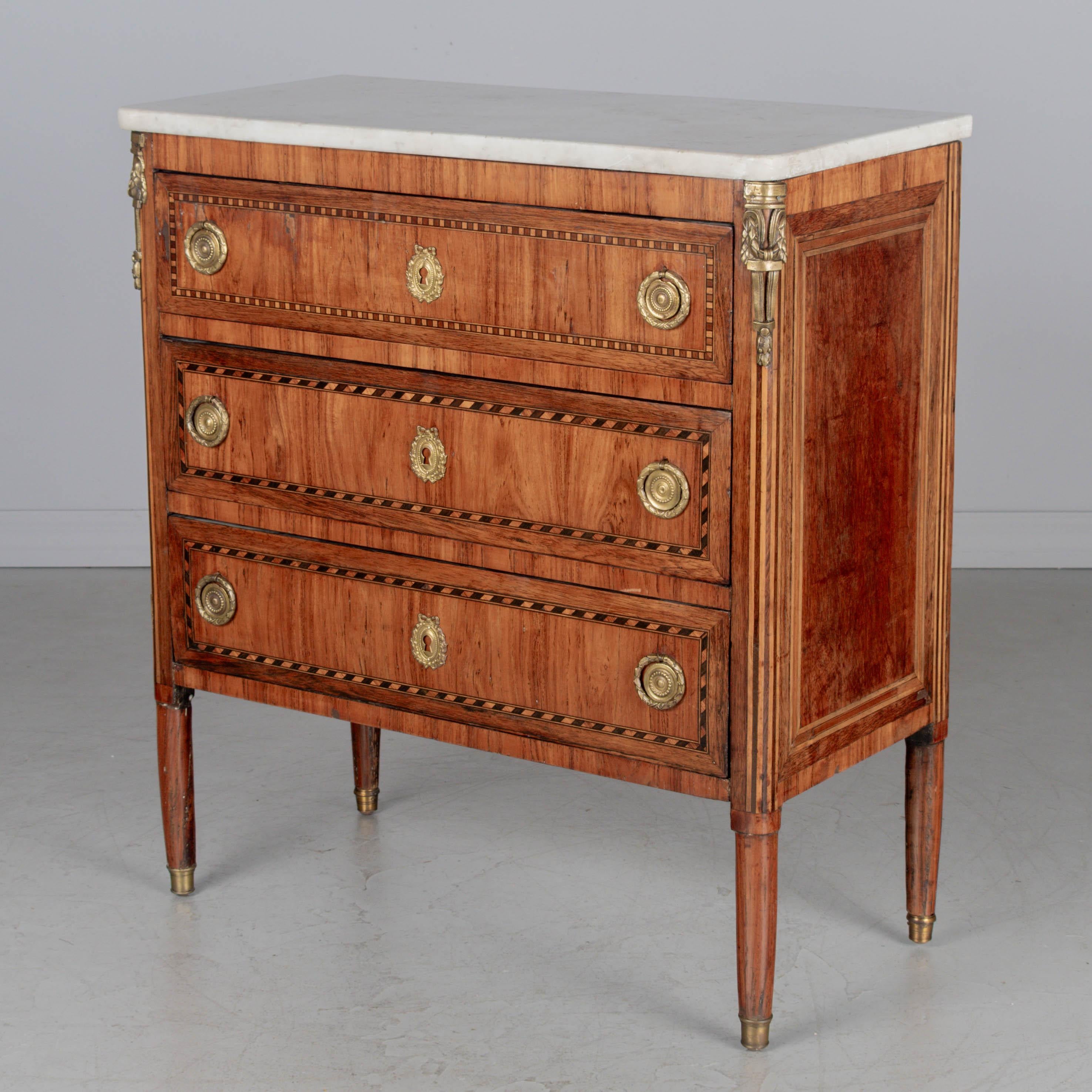 Moulage Commode en marqueterie Louis XVI du 19ème siècle en vente