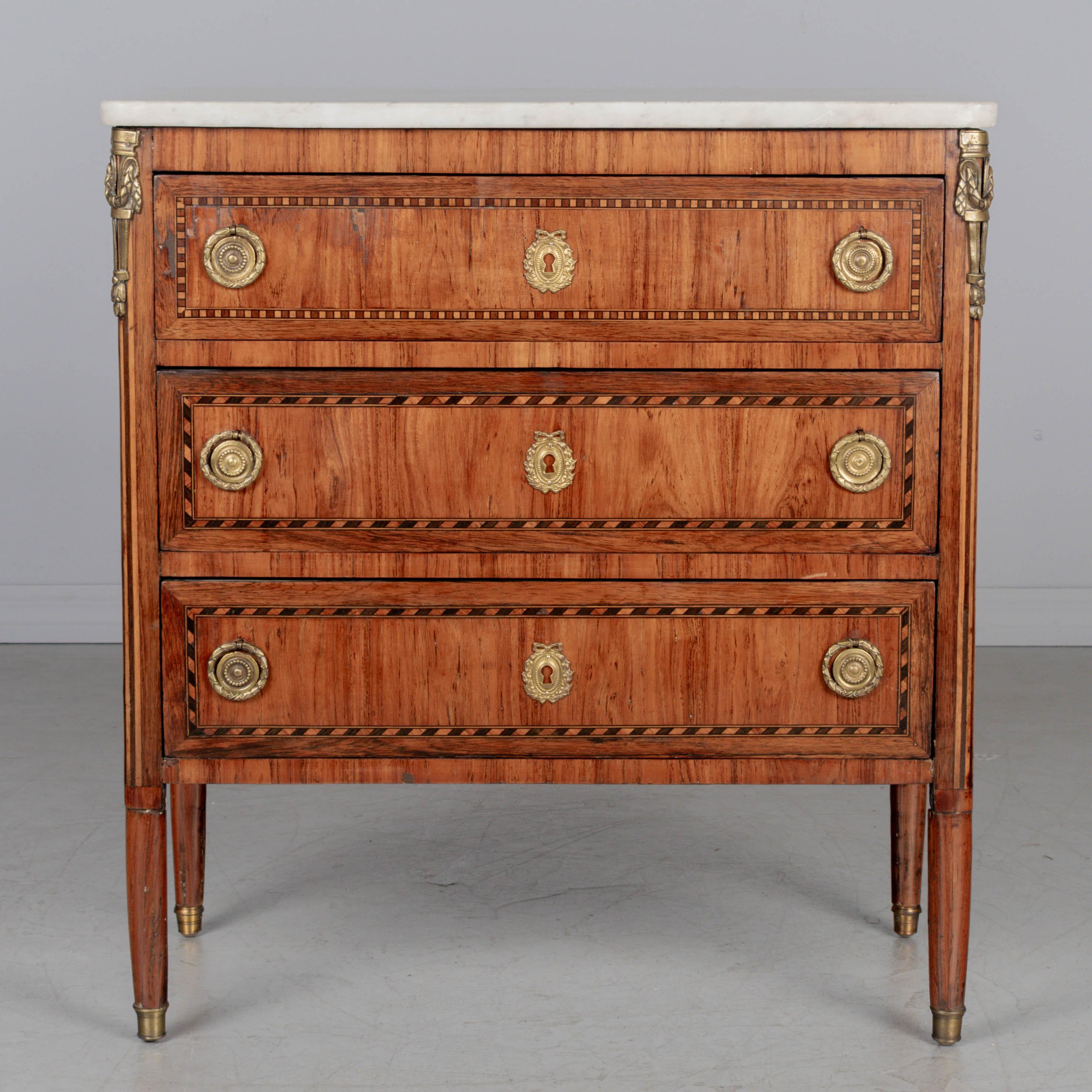 Commode en marqueterie Louis XVI du 19ème siècle Bon état - En vente à Winter Park, FL