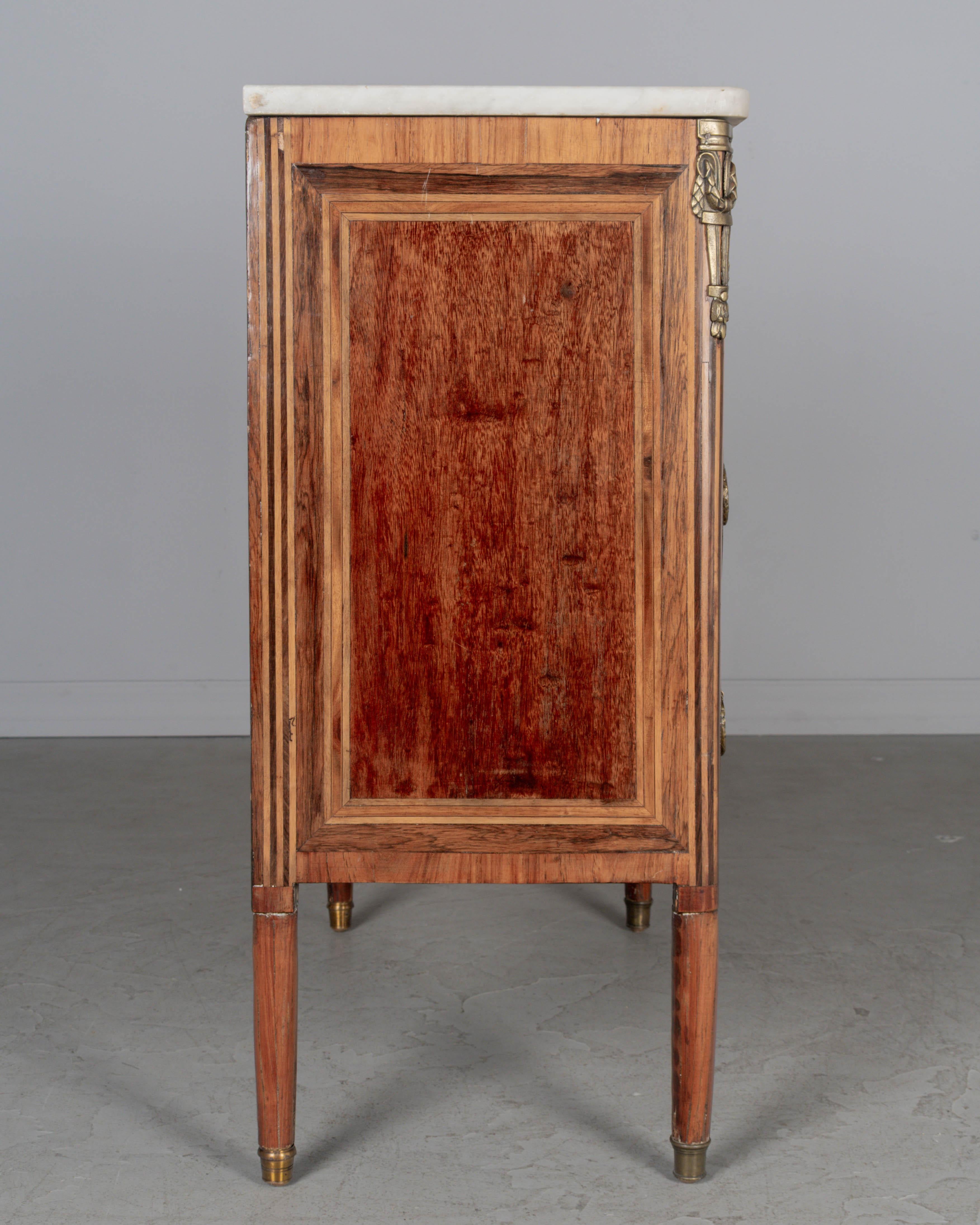 XVIIIe siècle et antérieur Commode en marqueterie Louis XVI du 19ème siècle en vente
