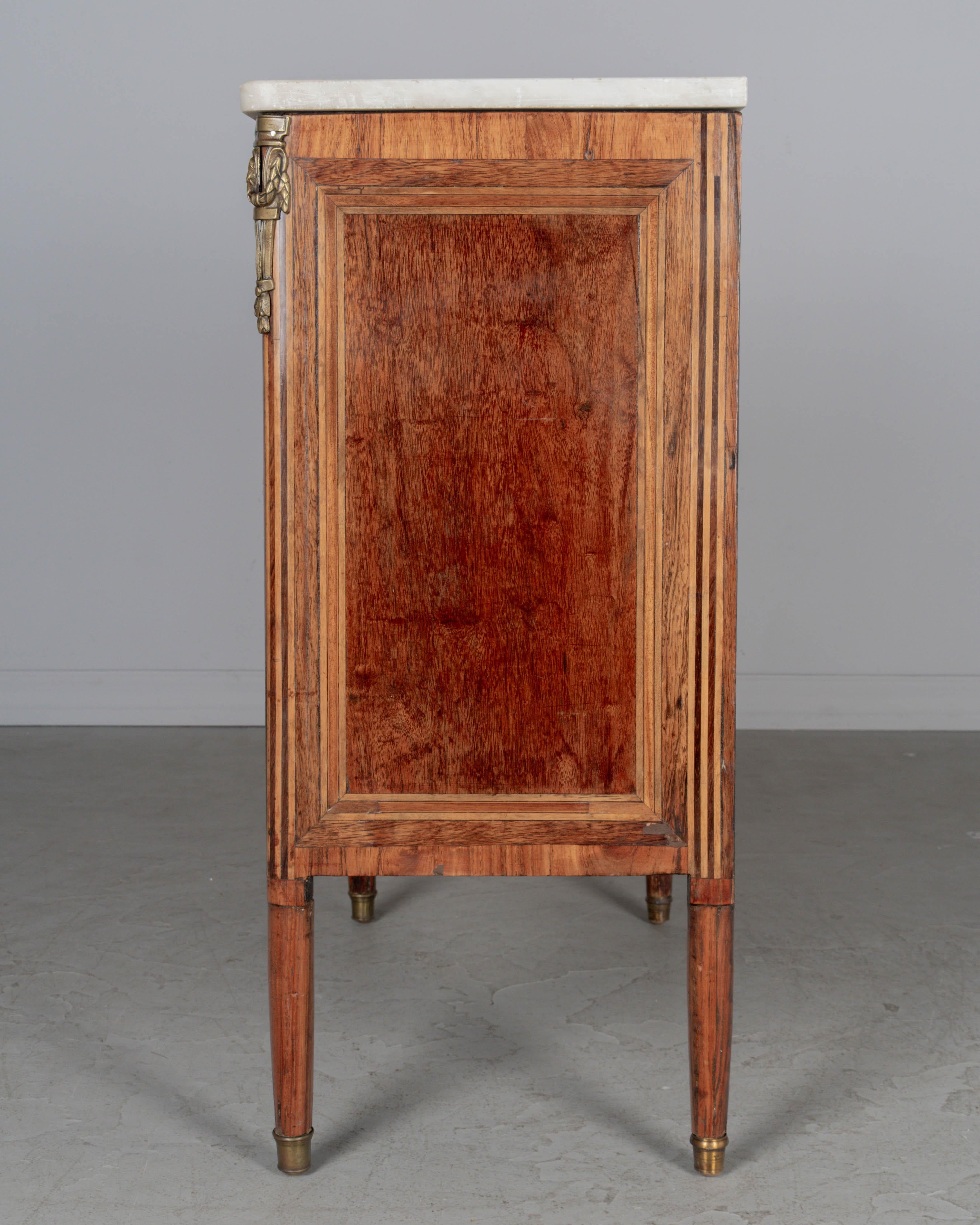 Bronze Commode en marqueterie Louis XVI du 19ème siècle en vente