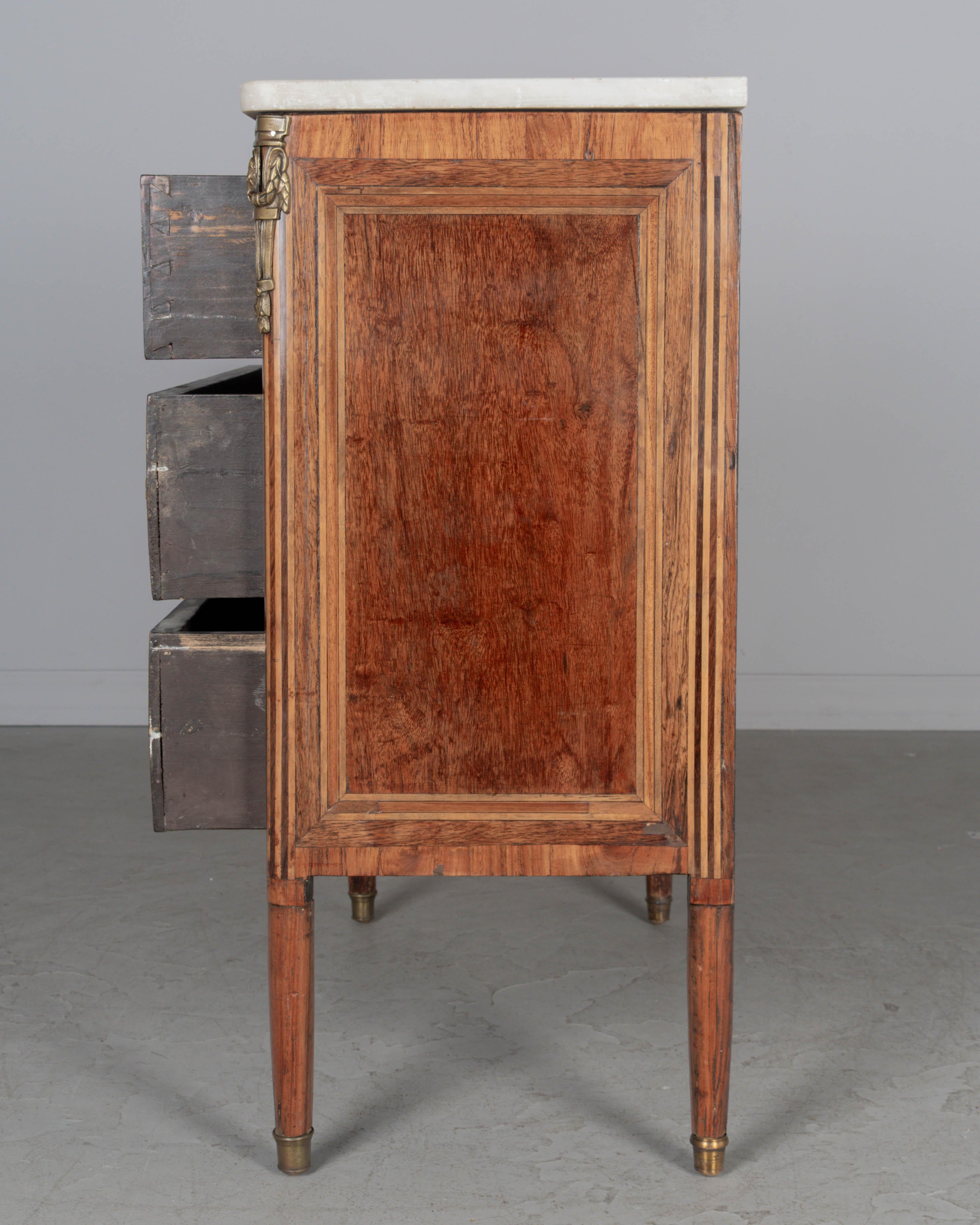 Commode en marqueterie Louis XVI du 19ème siècle en vente 1