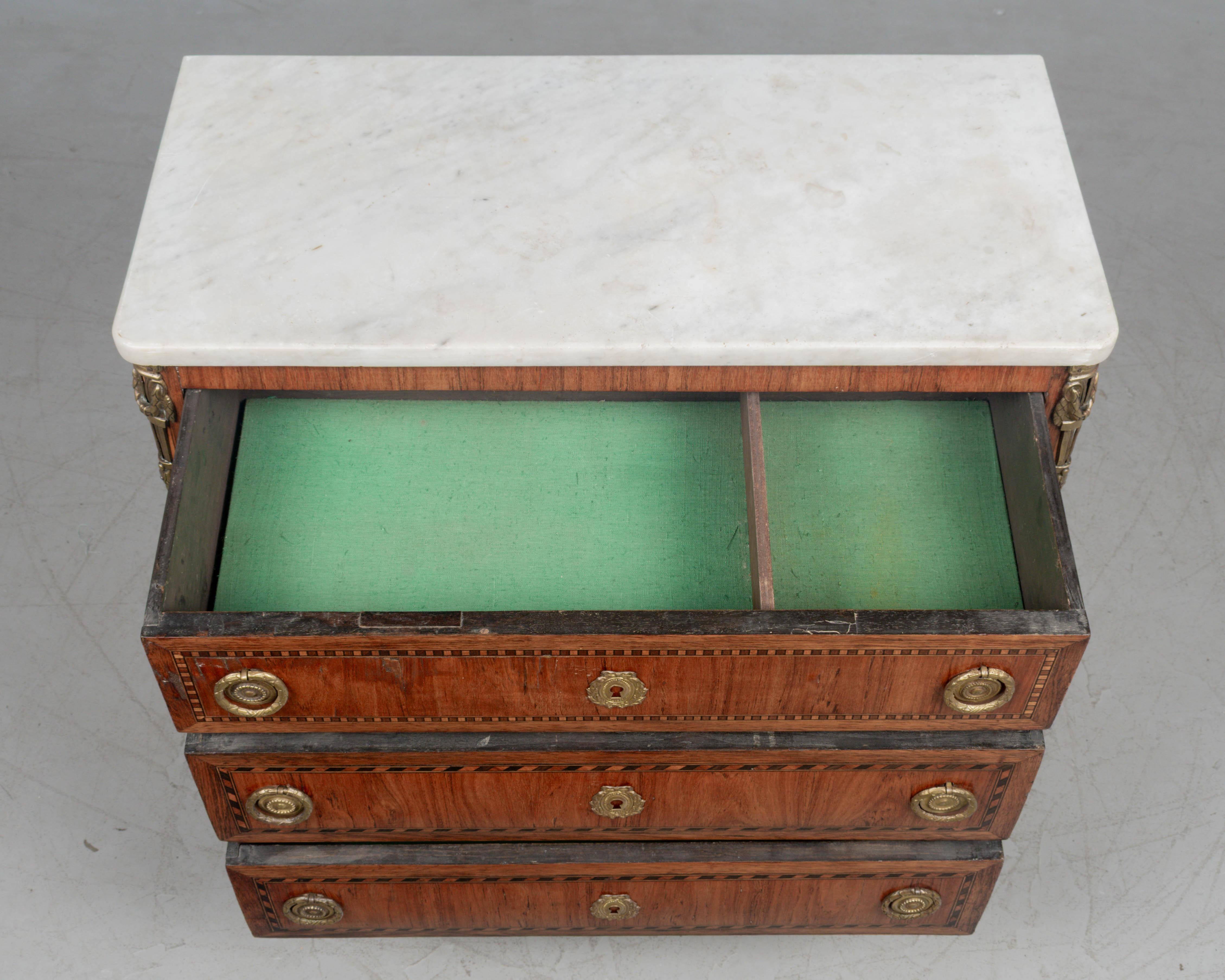Commode en marqueterie Louis XVI du 19ème siècle en vente 2