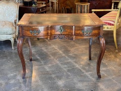Louis XVI-Schreibtisch mit einer Schublade und Lederplatte aus dem 19.