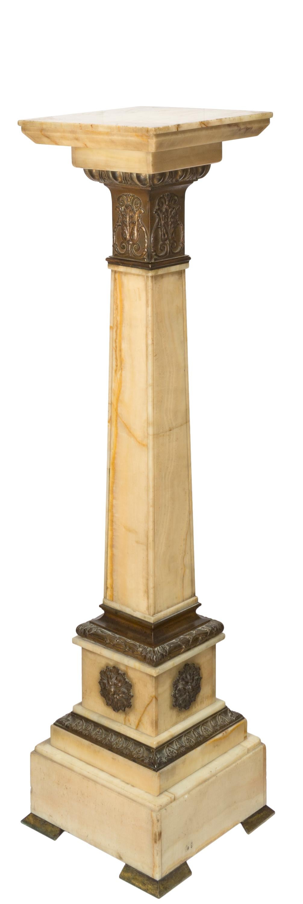 19th Century Louis XVI Onyx Display Pedestal with Ormolu Details In Good Condition In Madrid, ES