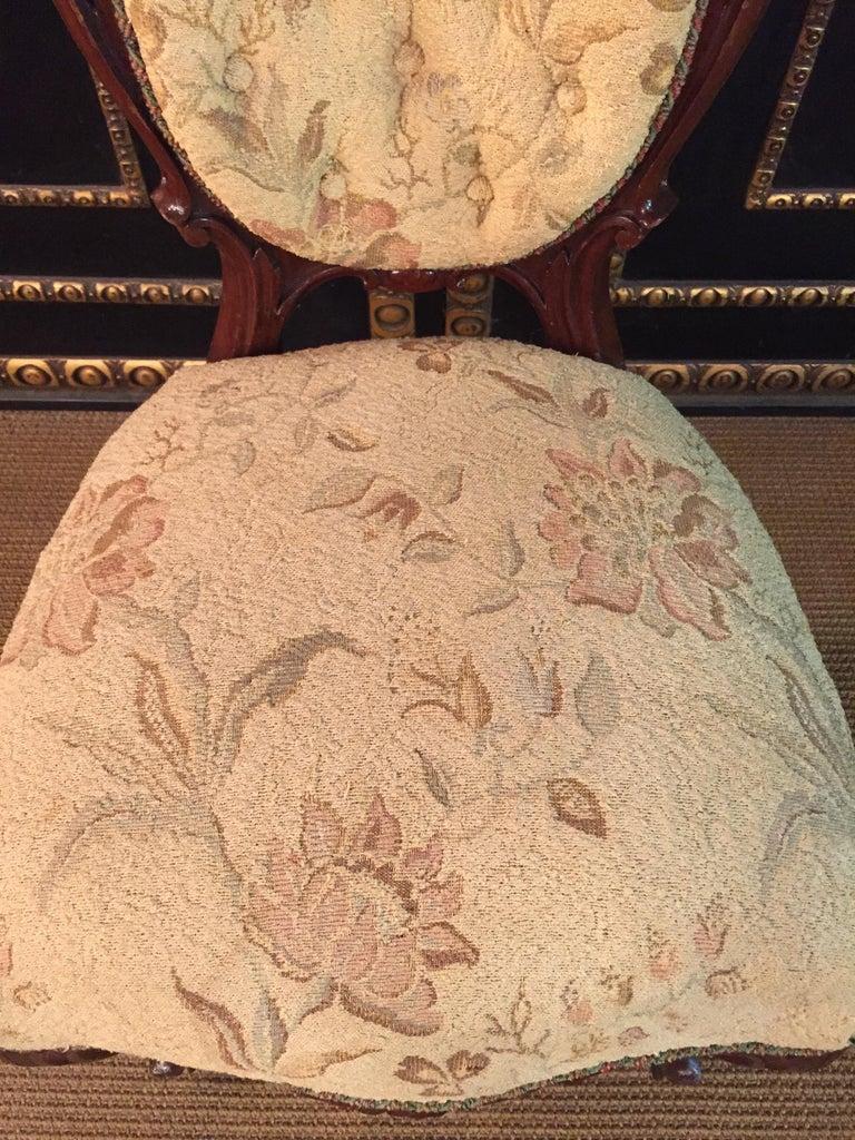 Chaise ancienne du 19ème siècle de style Louis XVI ou Neo/Craft, en noyer, fabriquée à la main. en vente 4