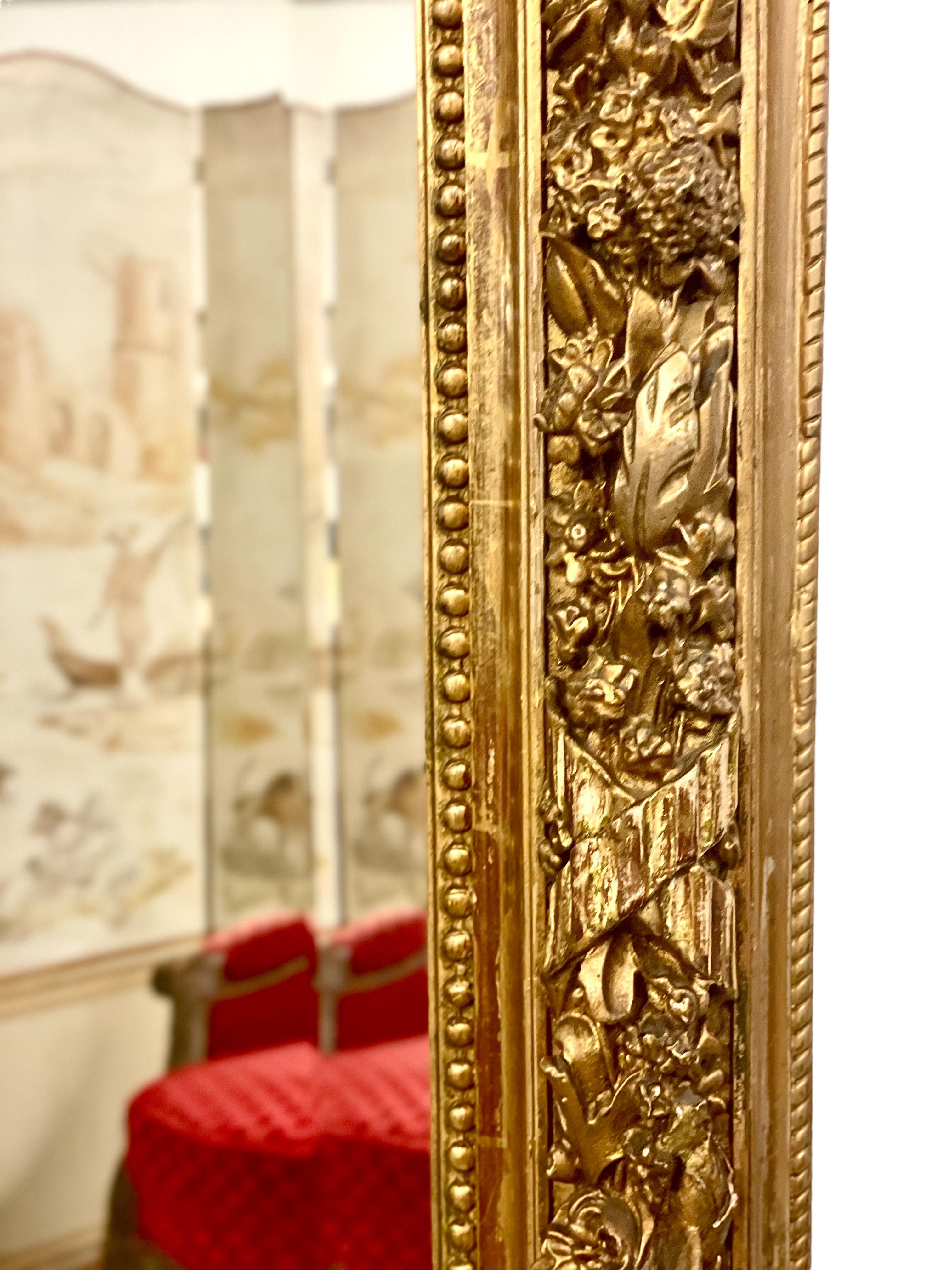 Bois doré Miroir en bois doré orné Louis XVI du 19ème siècle en vente