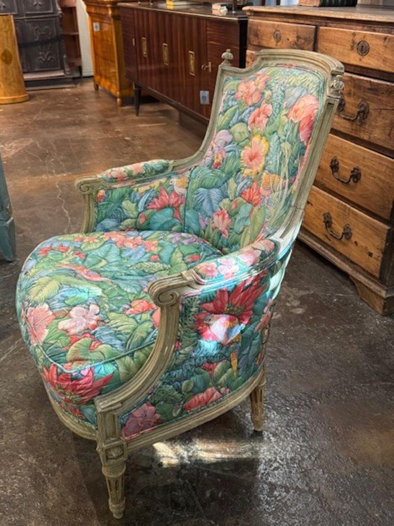Le produit est une chaise bergère Louis XVI peinte du 19e siècle avec tissu palm beach. Cette chaise élégante et raffinée est parfaite pour ajouter une touche de charme antique à leur décoration intérieure.  La beauté du tissu fait de cette pièce un