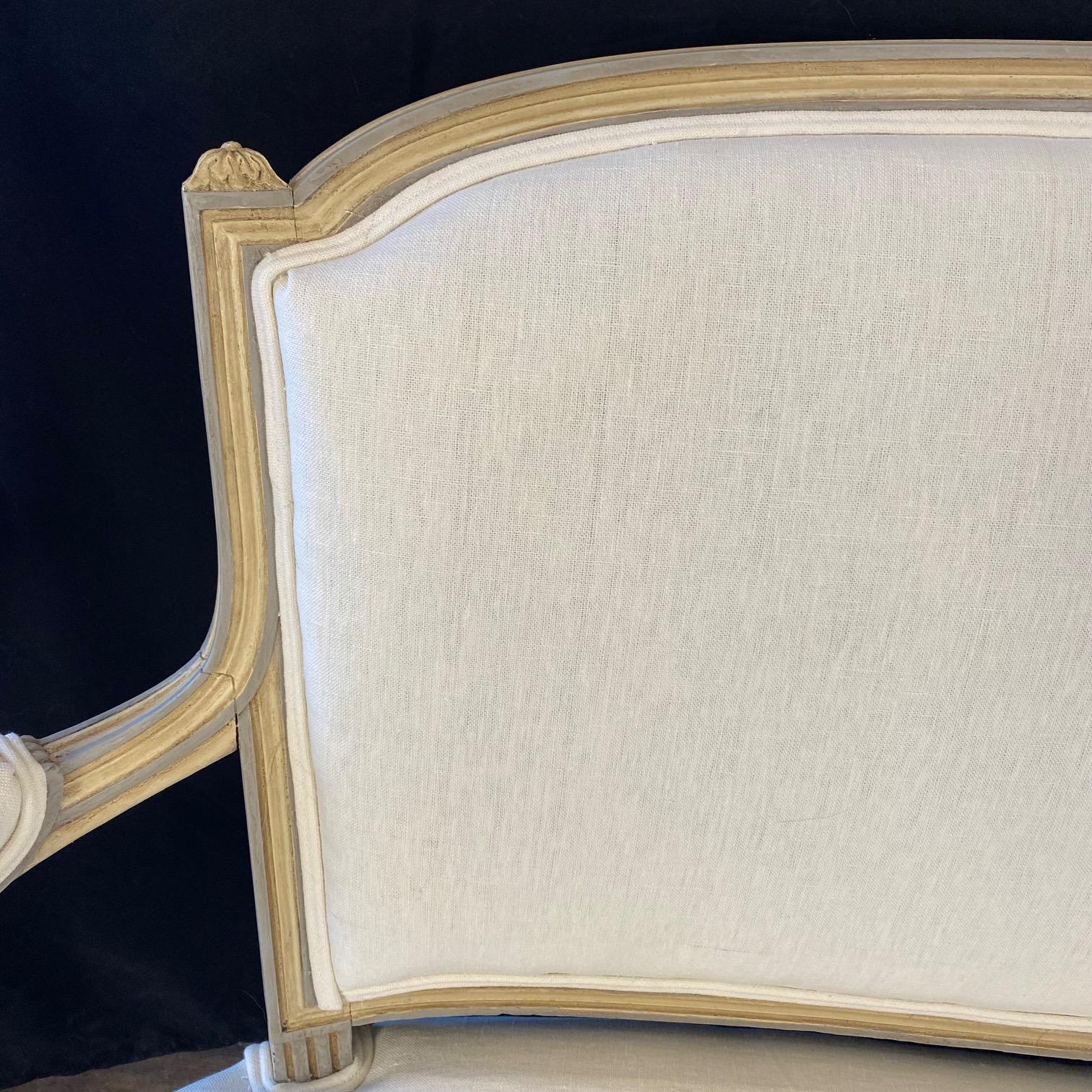 Divano Luigi XVI del XIX secolo con legno intagliato e imbottito a nuovo in vendita 1
