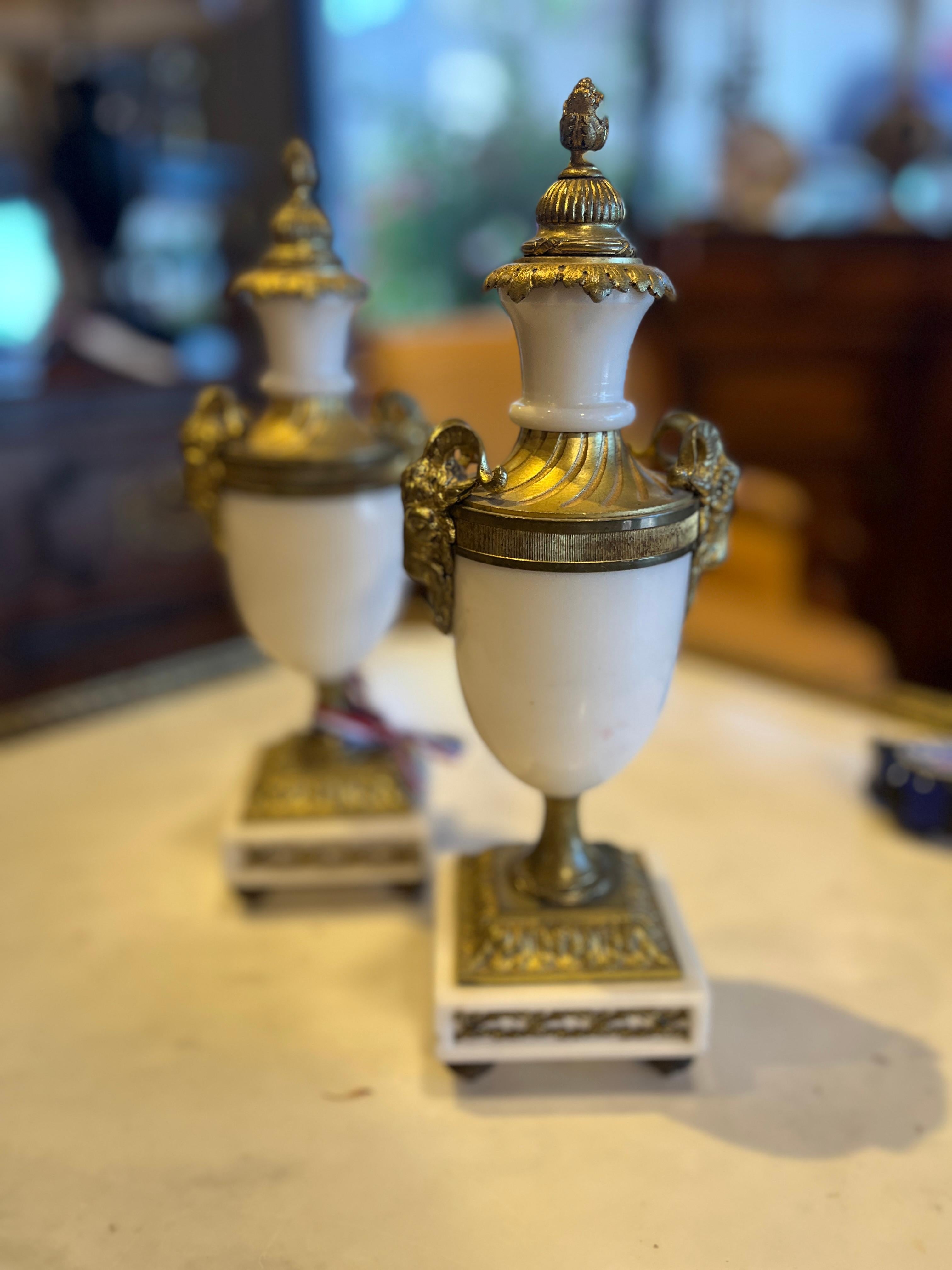 Français Paire de cassolettes Louis XVI du 19ème siècle - Marbre de Carrare en vente