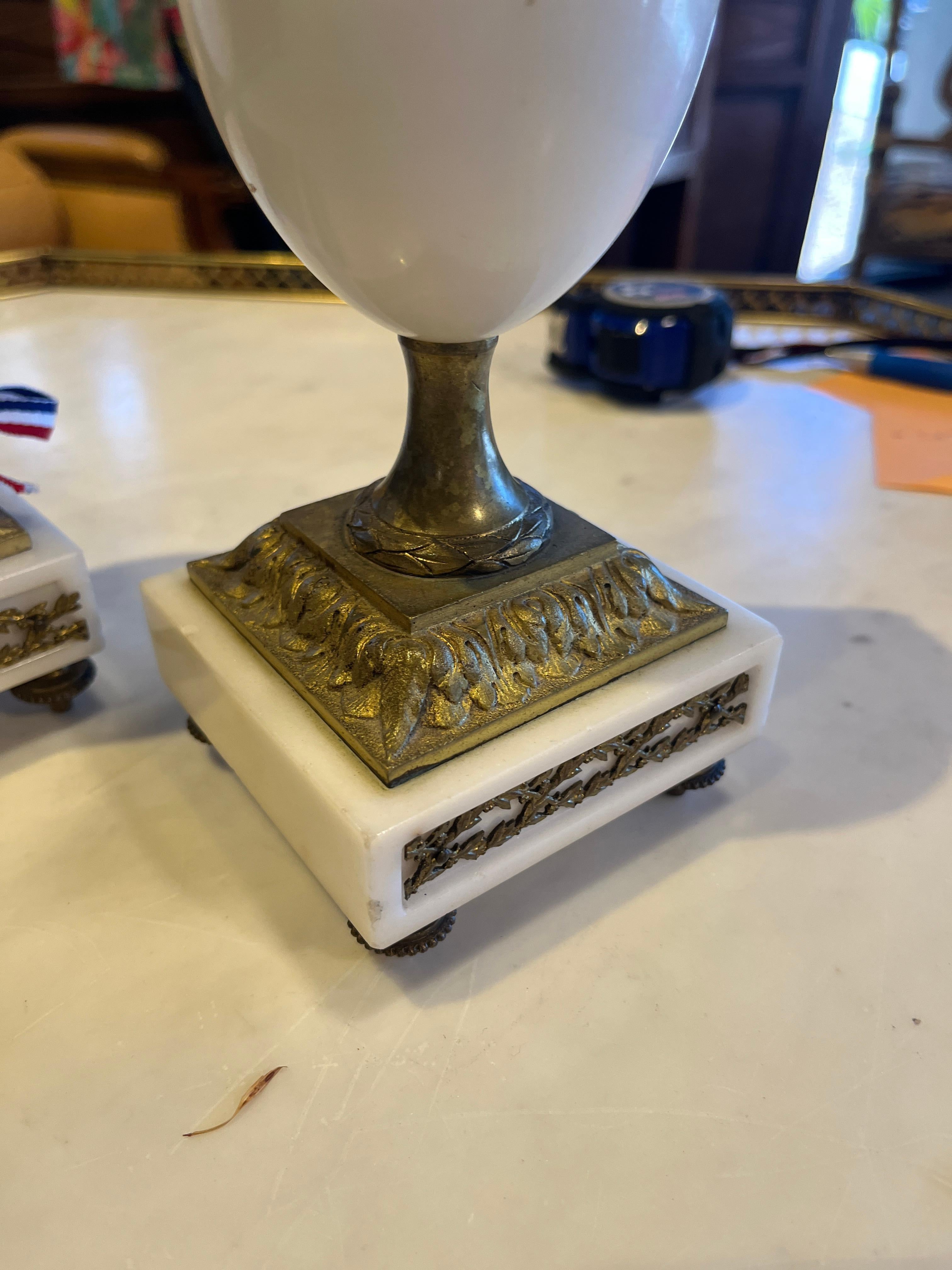 Paire de cassolettes Louis XVI du 19ème siècle - Marbre de Carrare Bon état - En vente à Scottsdale, AZ