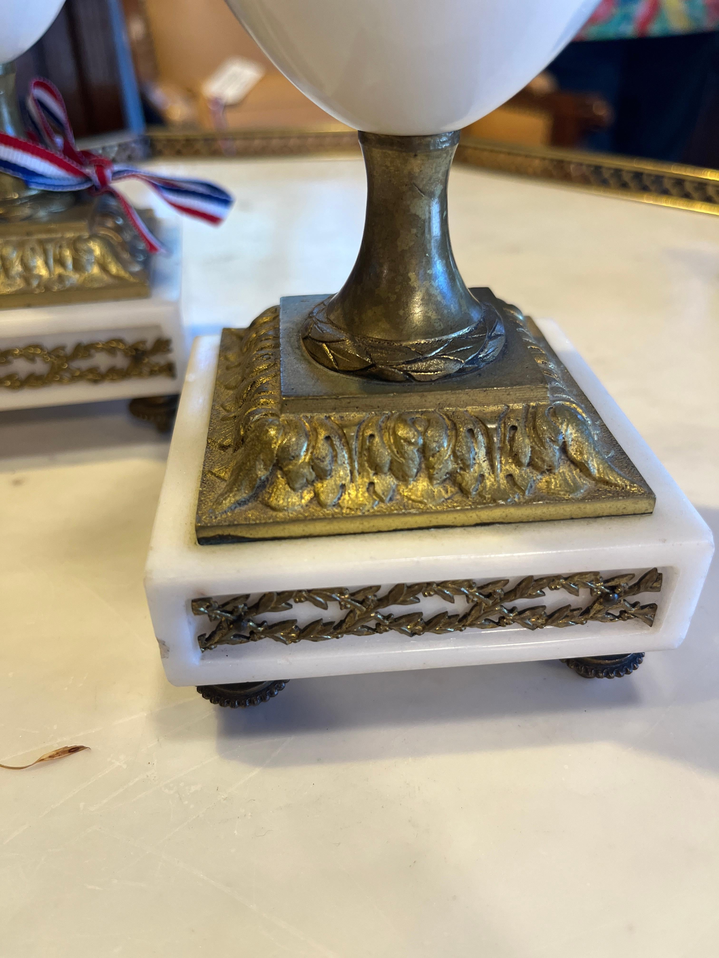 XIXe siècle Paire de cassolettes Louis XVI du 19ème siècle - Marbre de Carrare en vente