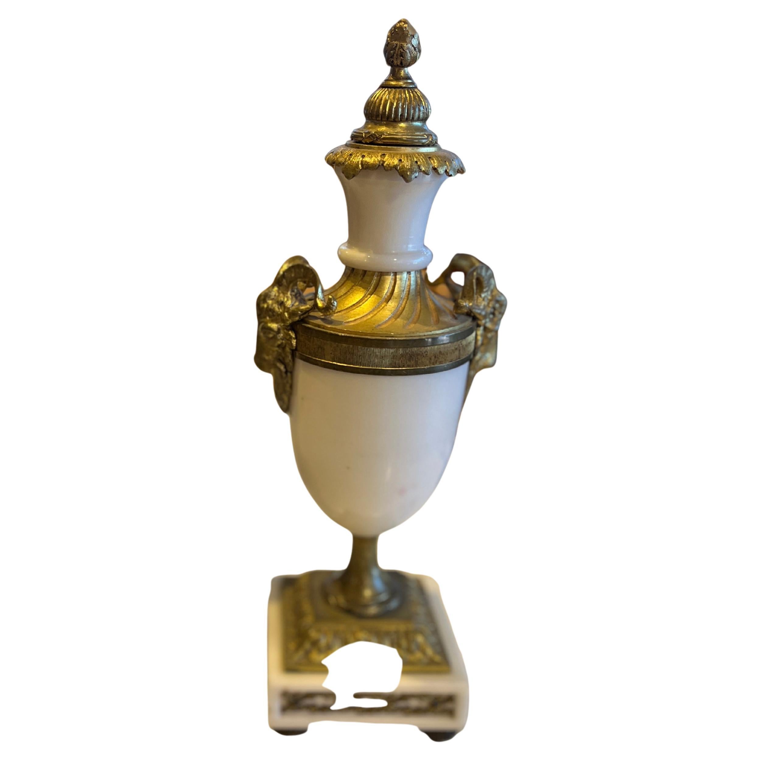 Paire de cassolettes Louis XVI du XIXe siècle. Belle paire achetée en France. Usure appropriée à l'âge, voir les photos détaillées ou nous envoyer un message avec des questions. 