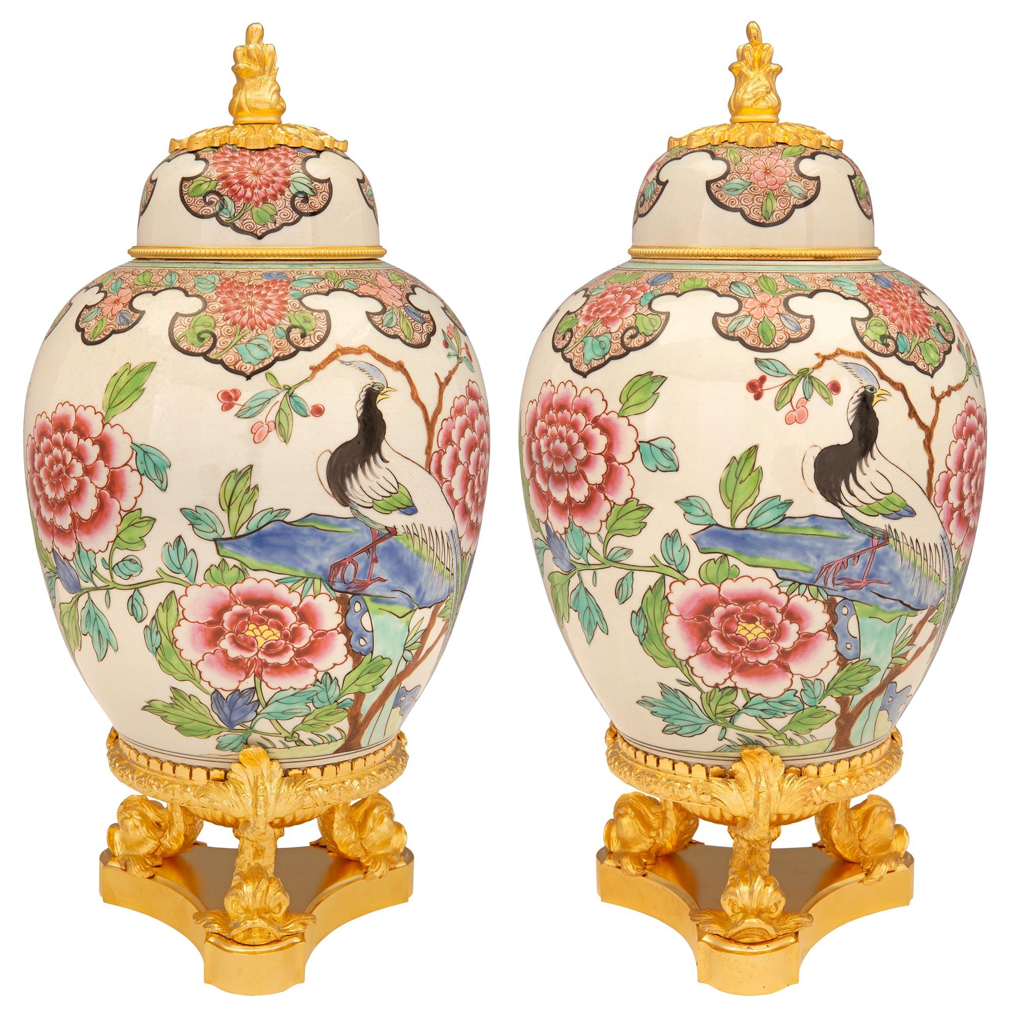 Français Vases à couvercle Louis XVI du 19ème siècle en porcelaine de St. Famille Rose et bronze doré en vente
