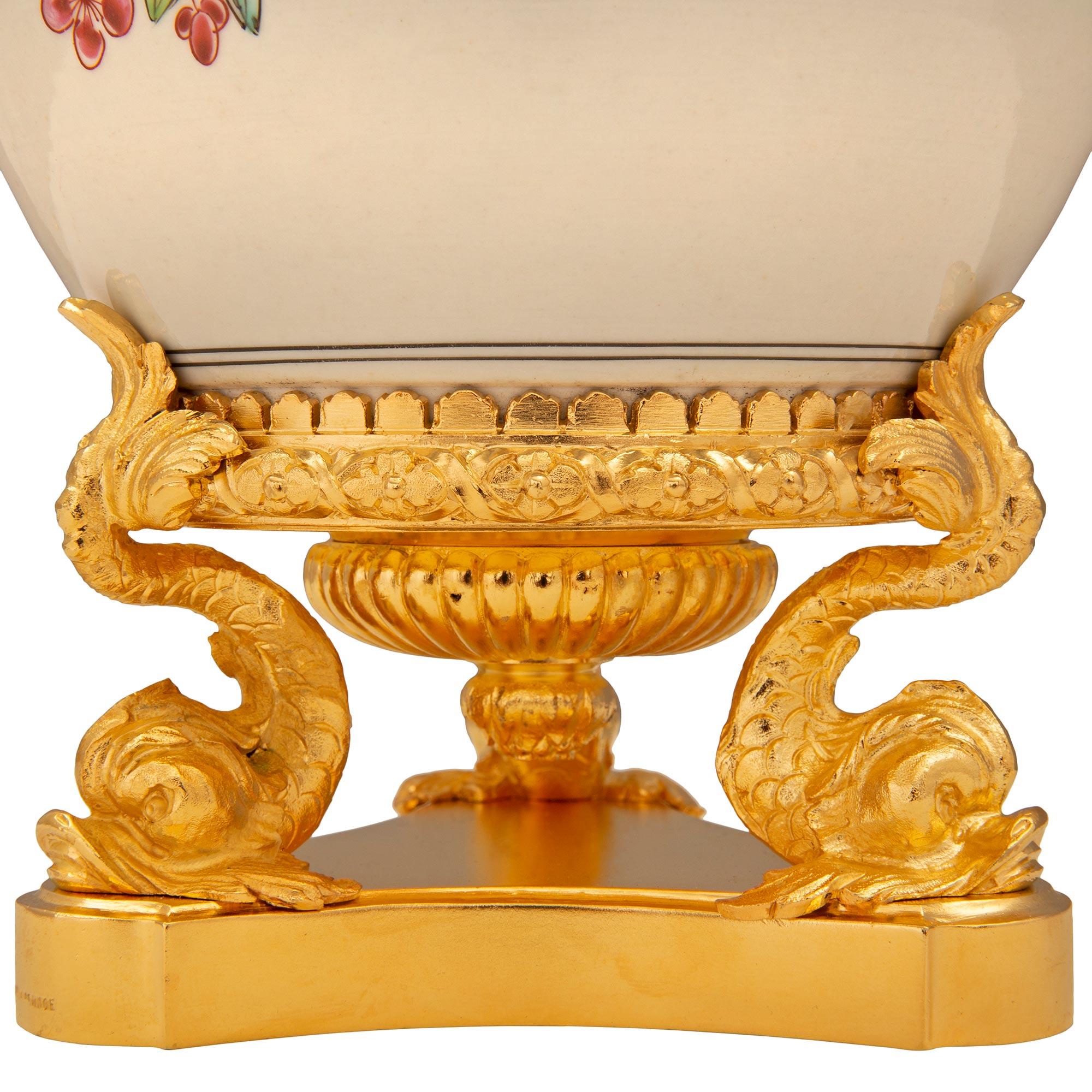 Vases à couvercle Louis XVI du 19ème siècle en porcelaine de St. Famille Rose et bronze doré en vente 3