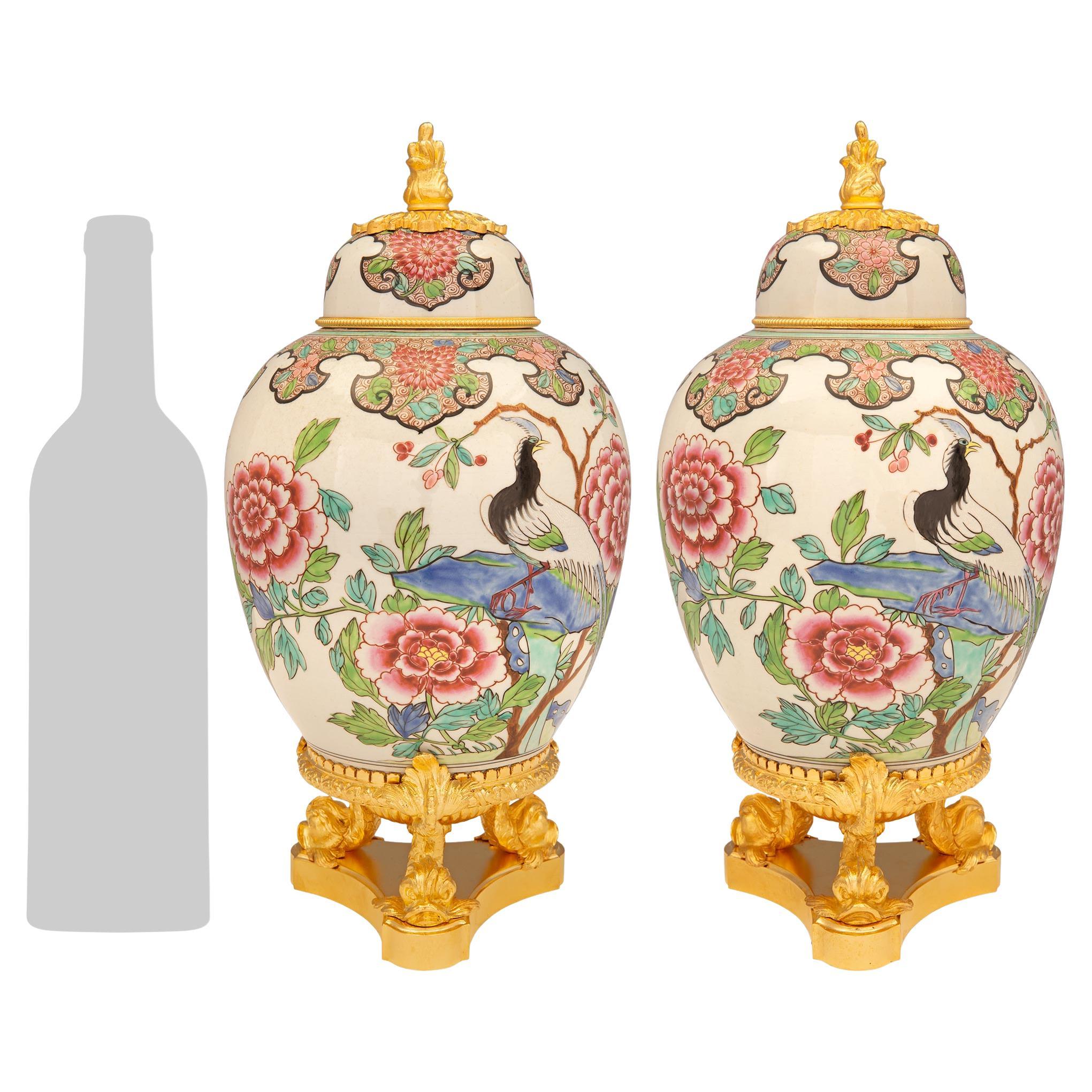 Vases à couvercle Louis XVI du 19ème siècle en porcelaine de St. Famille Rose et bronze doré en vente
