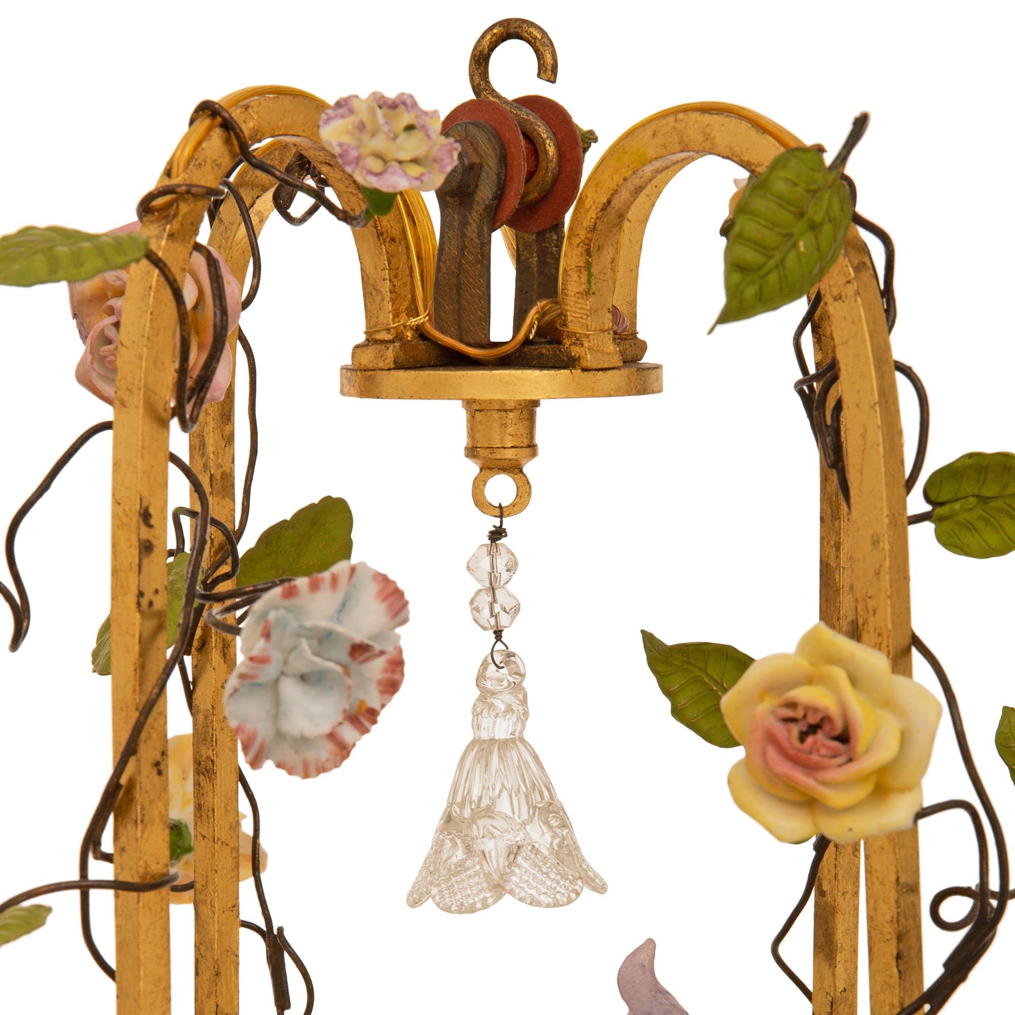 19. Jahrhundert Louis XVI st. Vergoldetes Metall, Zinn, Glas und Porzellan Kronleuchter (Unbekannt) im Angebot