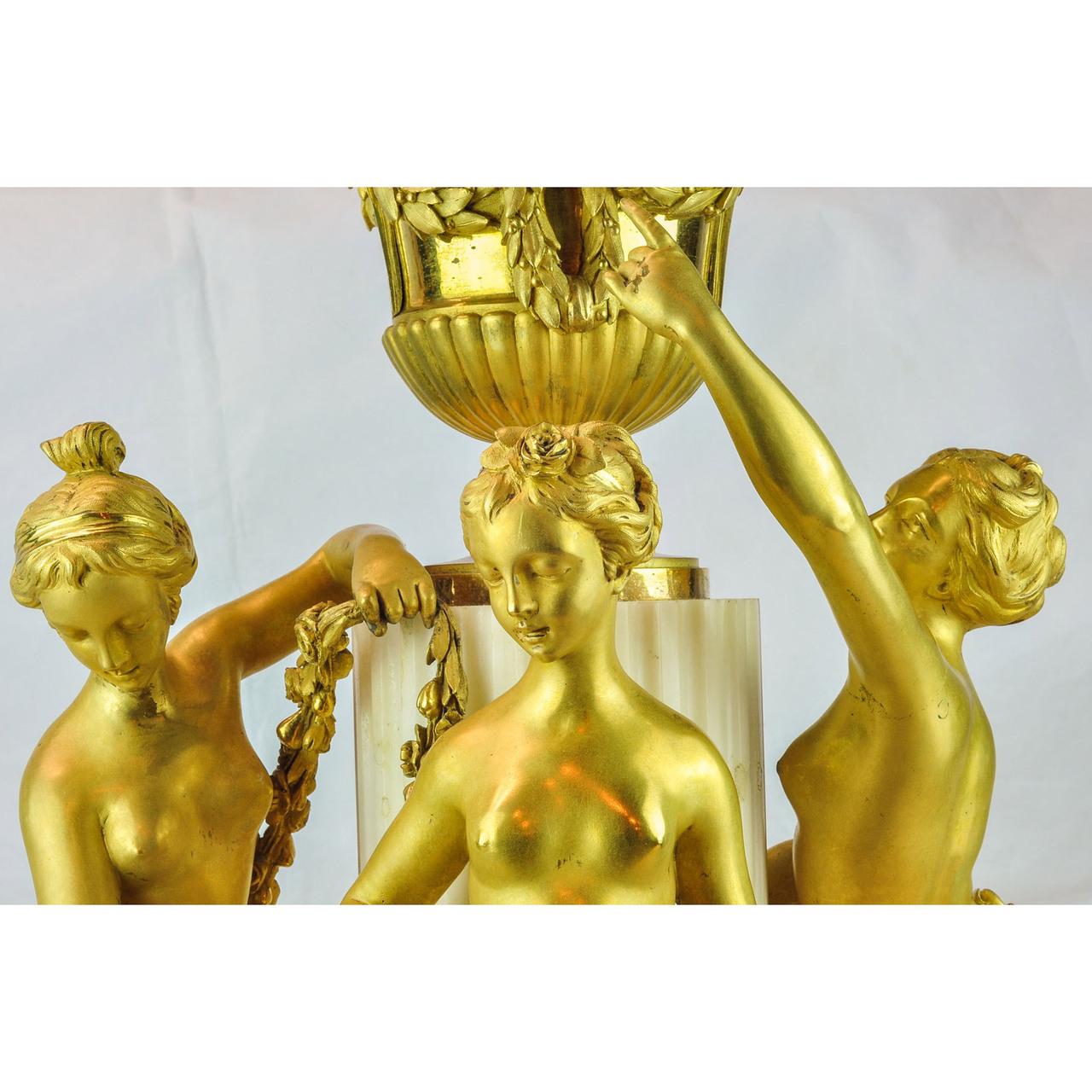 Kaminuhr aus Goldbronze und weißem Marmor im Louis-XVI-Stil des 19. Jahrhunderts  (Französisch) im Angebot