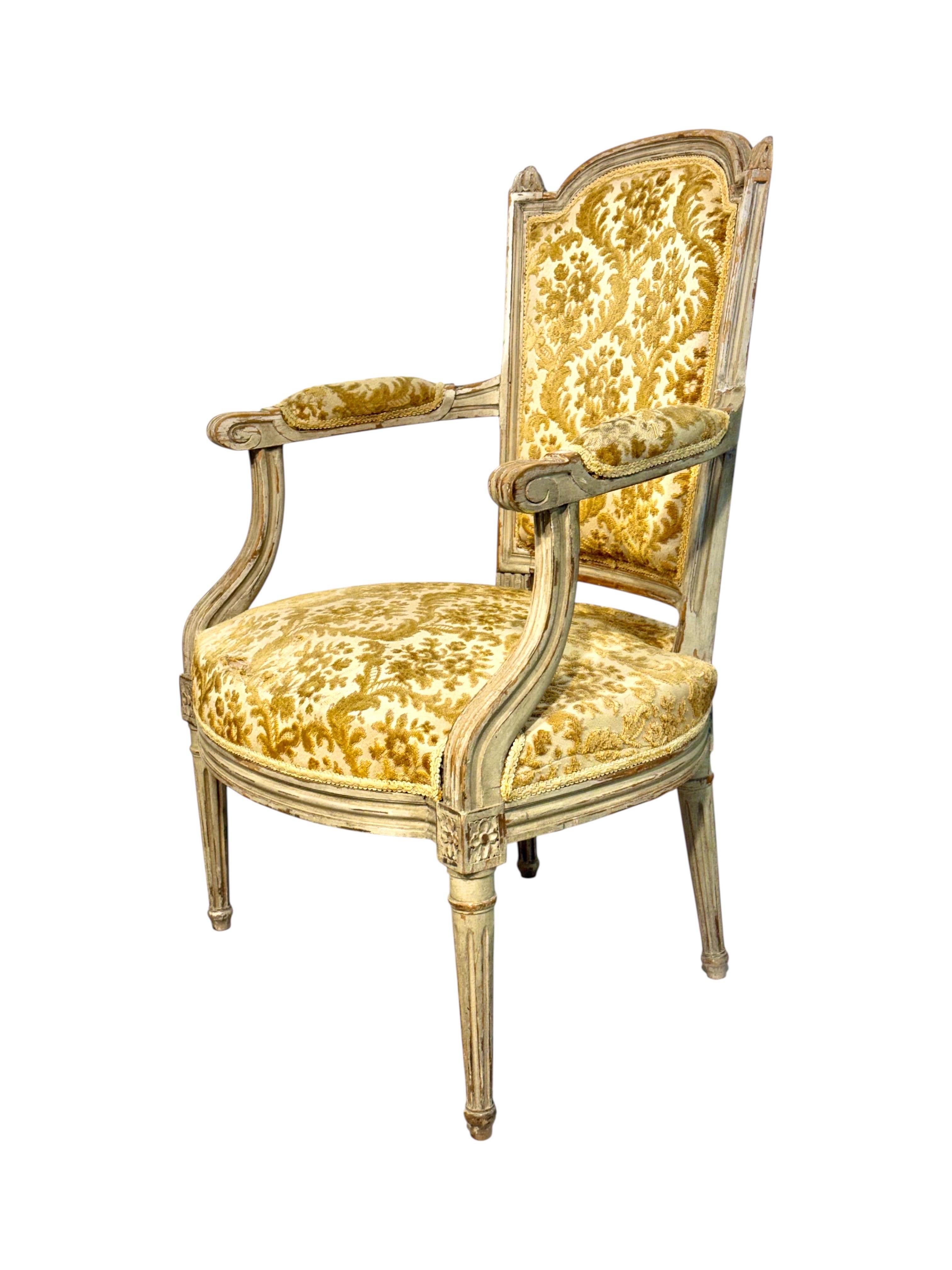 Fauteuil de style Louis XVI du 19ème siècle avec dossier en Chapeau de Gendarme en vente 3