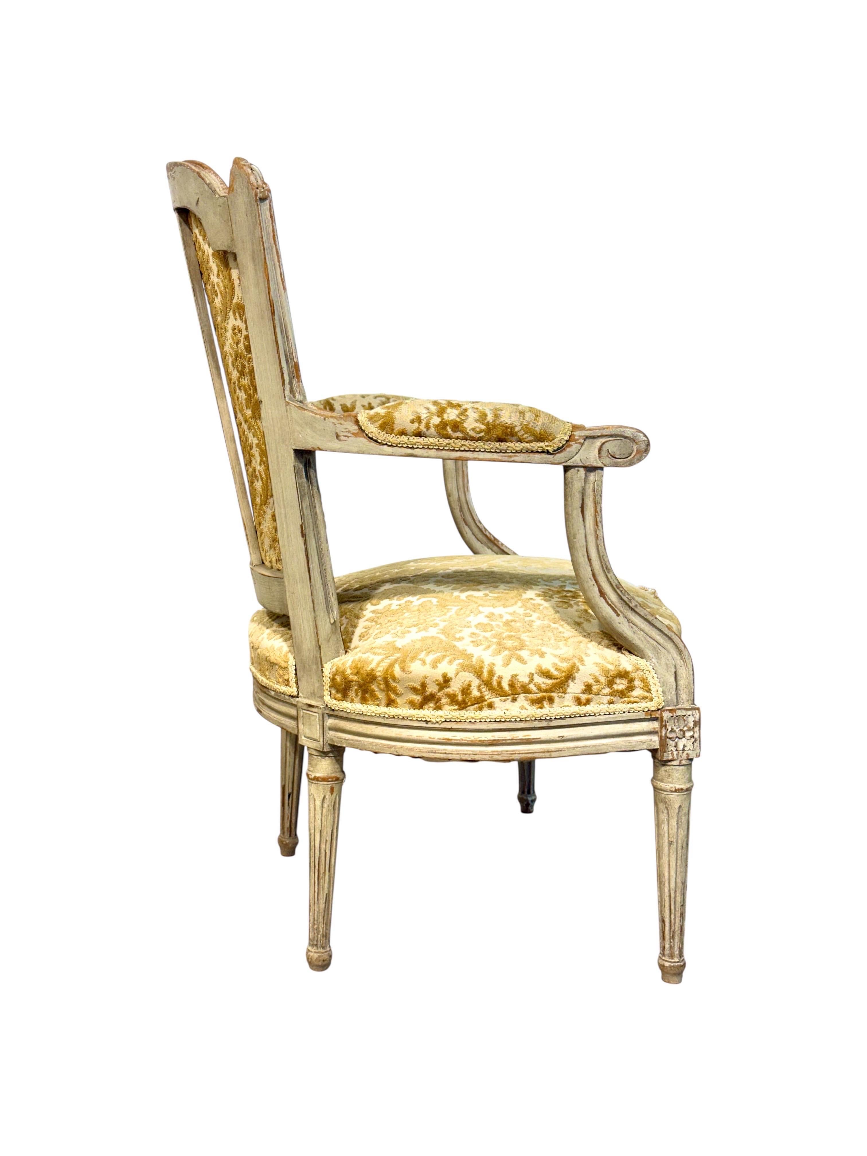 Fauteuil de style Louis XVI du 19ème siècle avec dossier en Chapeau de Gendarme en vente 4