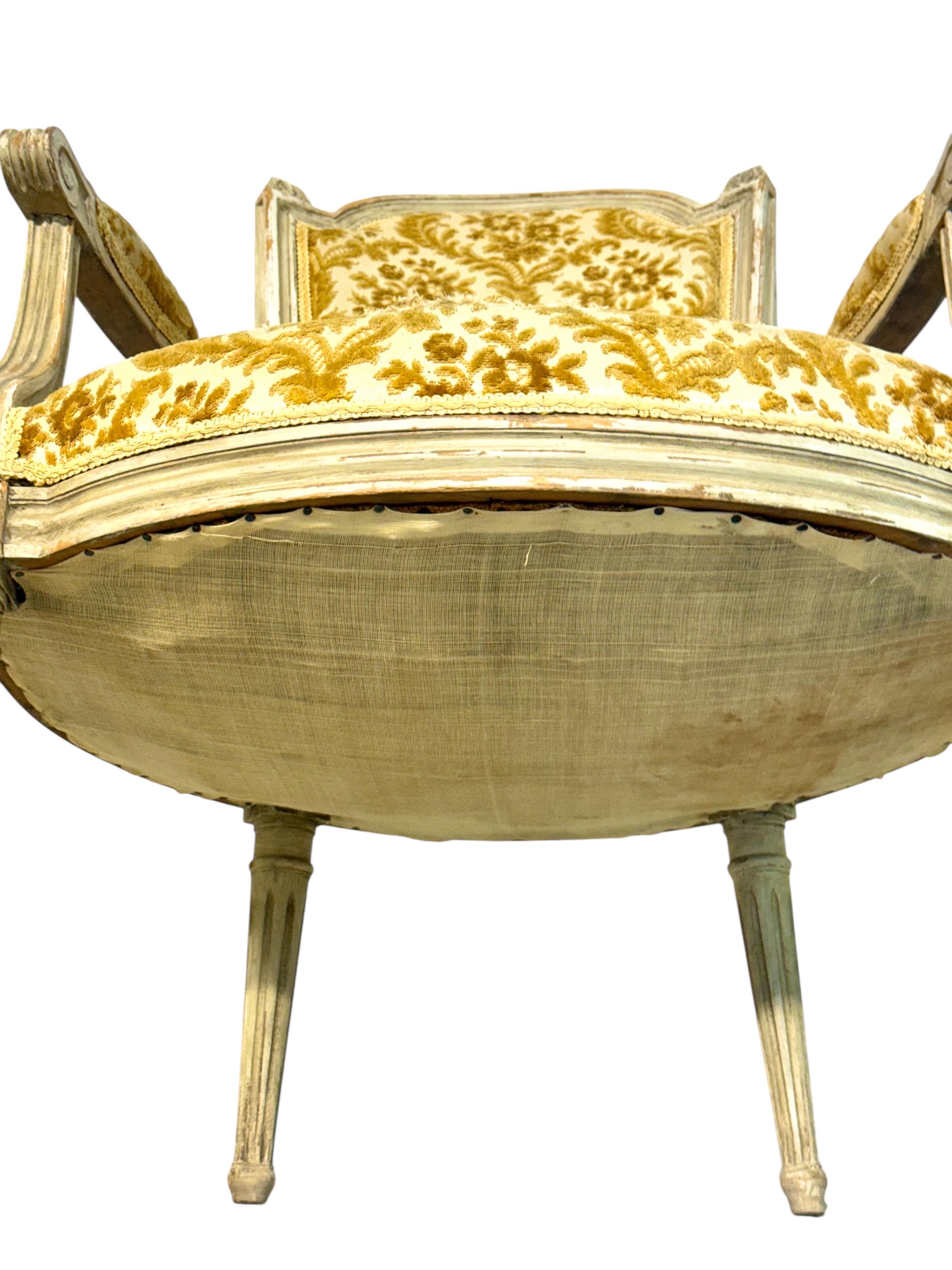 Fauteuil de style Louis XVI du 19ème siècle avec dossier en Chapeau de Gendarme en vente 10